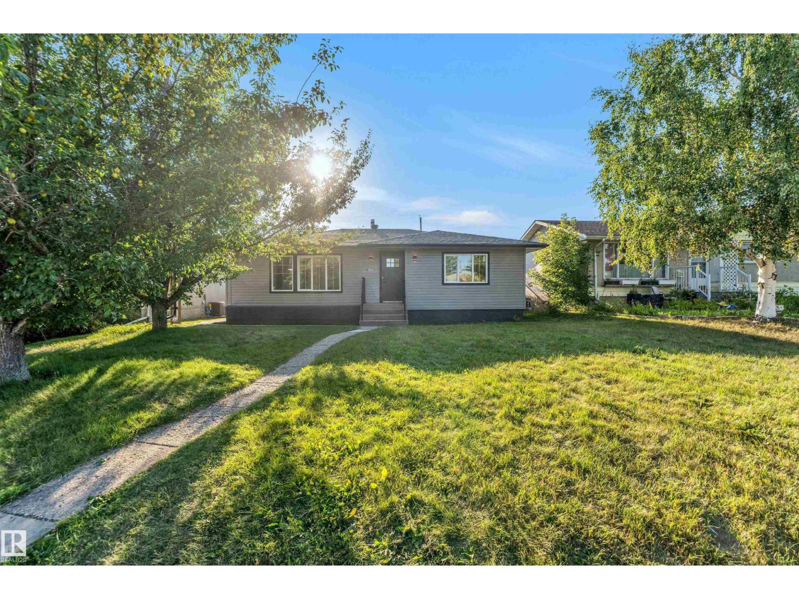 Photo 1 of 13604 139 St Nw, Edmonton AB