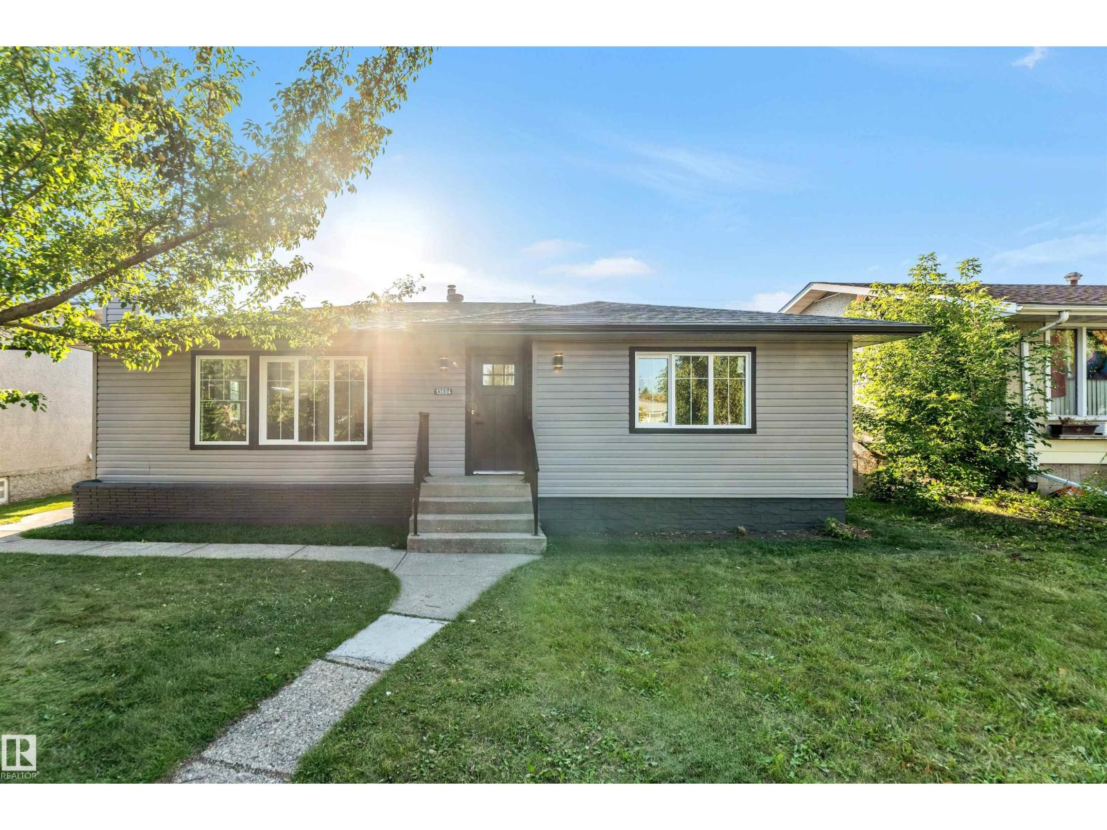 Photo 3 of 13604 139 St Nw, Edmonton AB