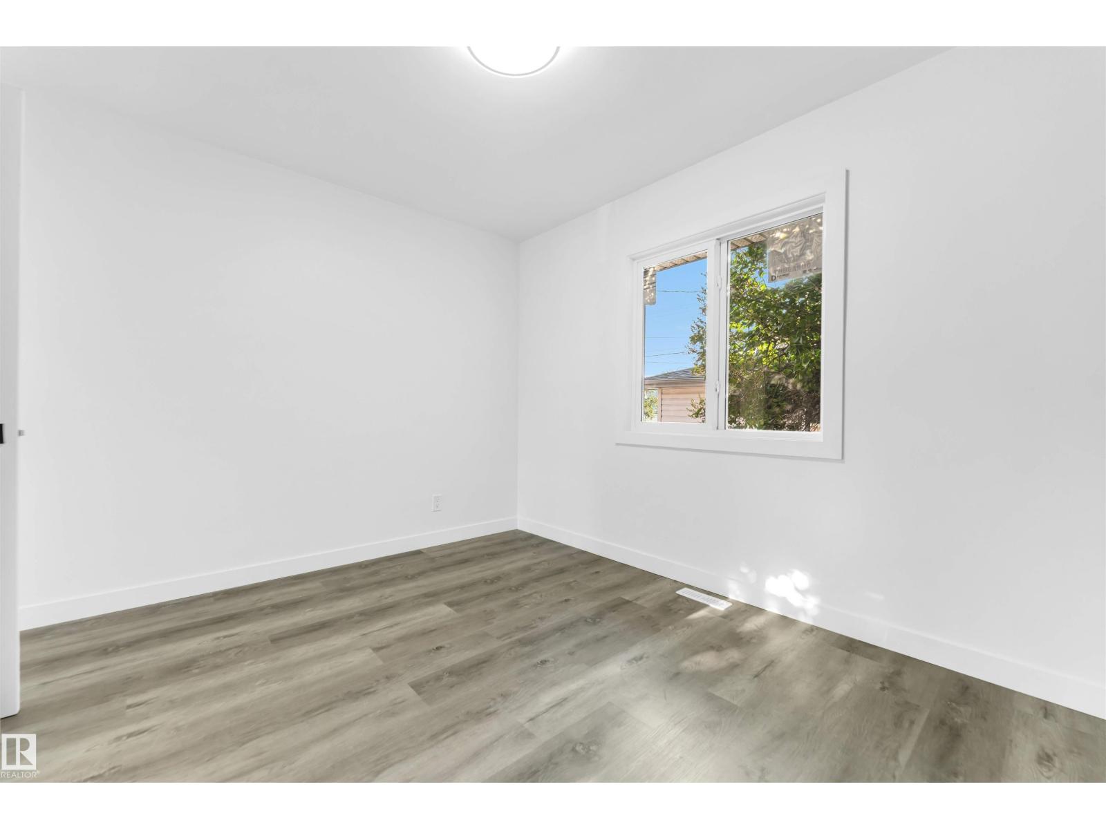 Photo 32 of 13604 139 St Nw, Edmonton AB