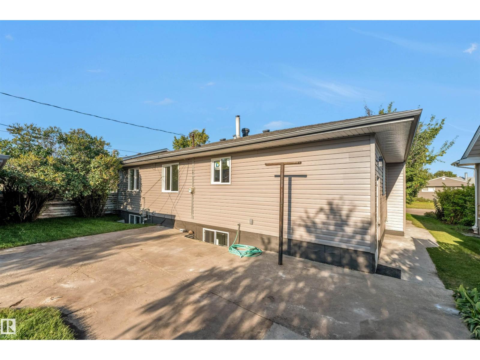 Photo 5 of 13604 139 St Nw, Edmonton AB