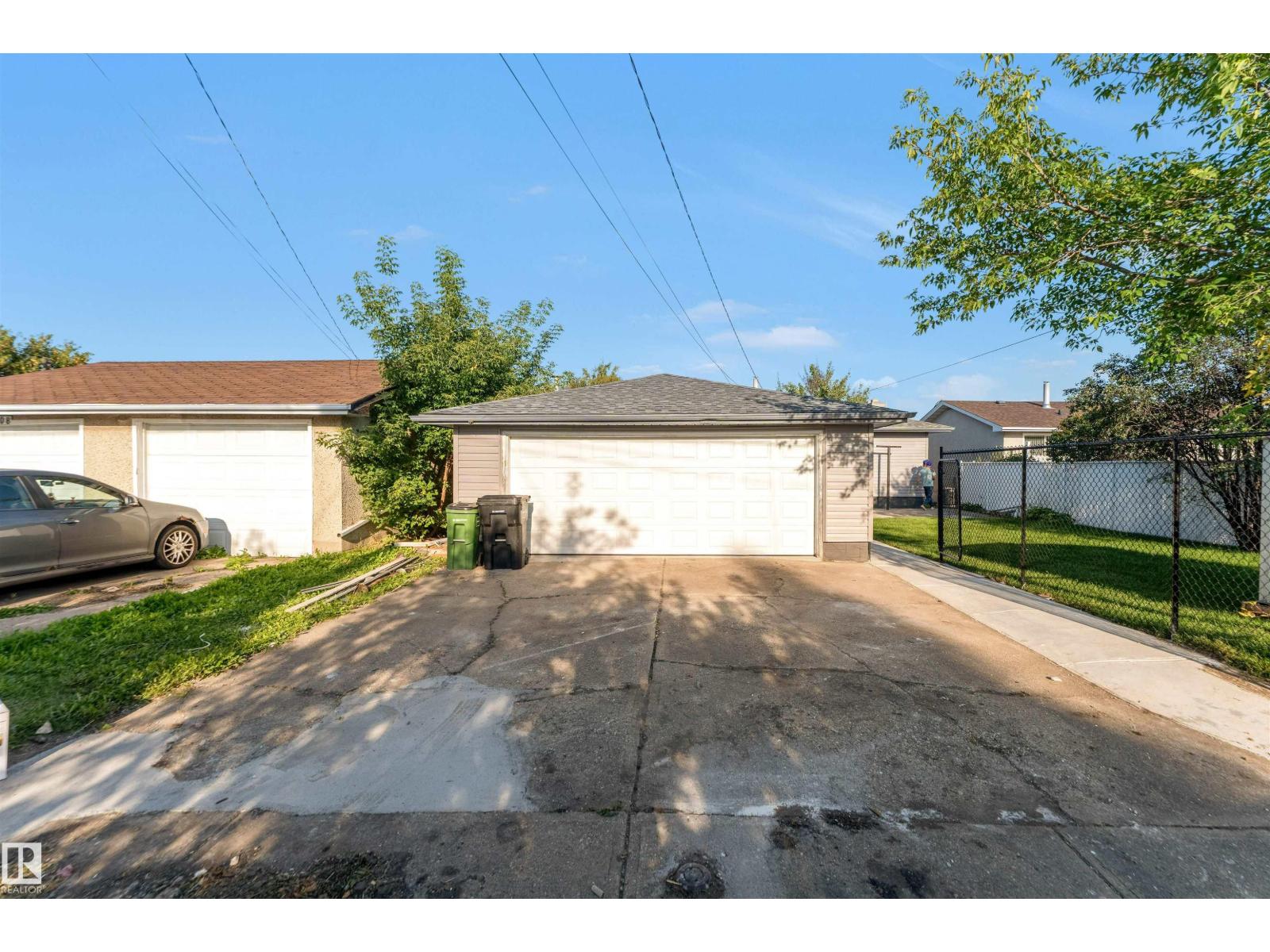 Photo 9 of 13604 139 St Nw, Edmonton AB