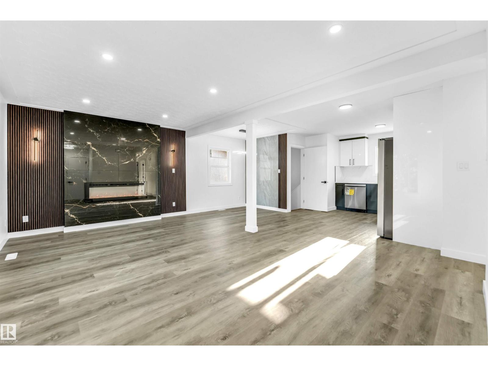 Photo 18 of 13604 139 St Nw, Edmonton AB