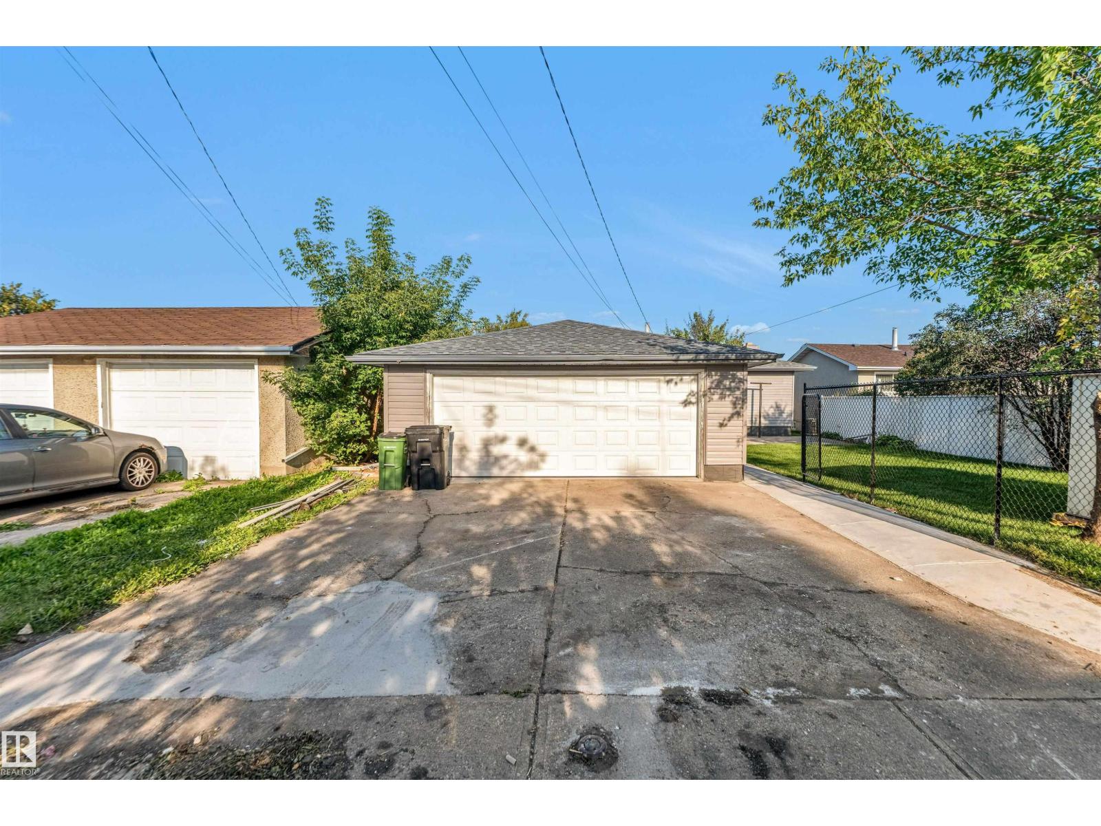 Photo 10 of 13604 139 St Nw, Edmonton AB