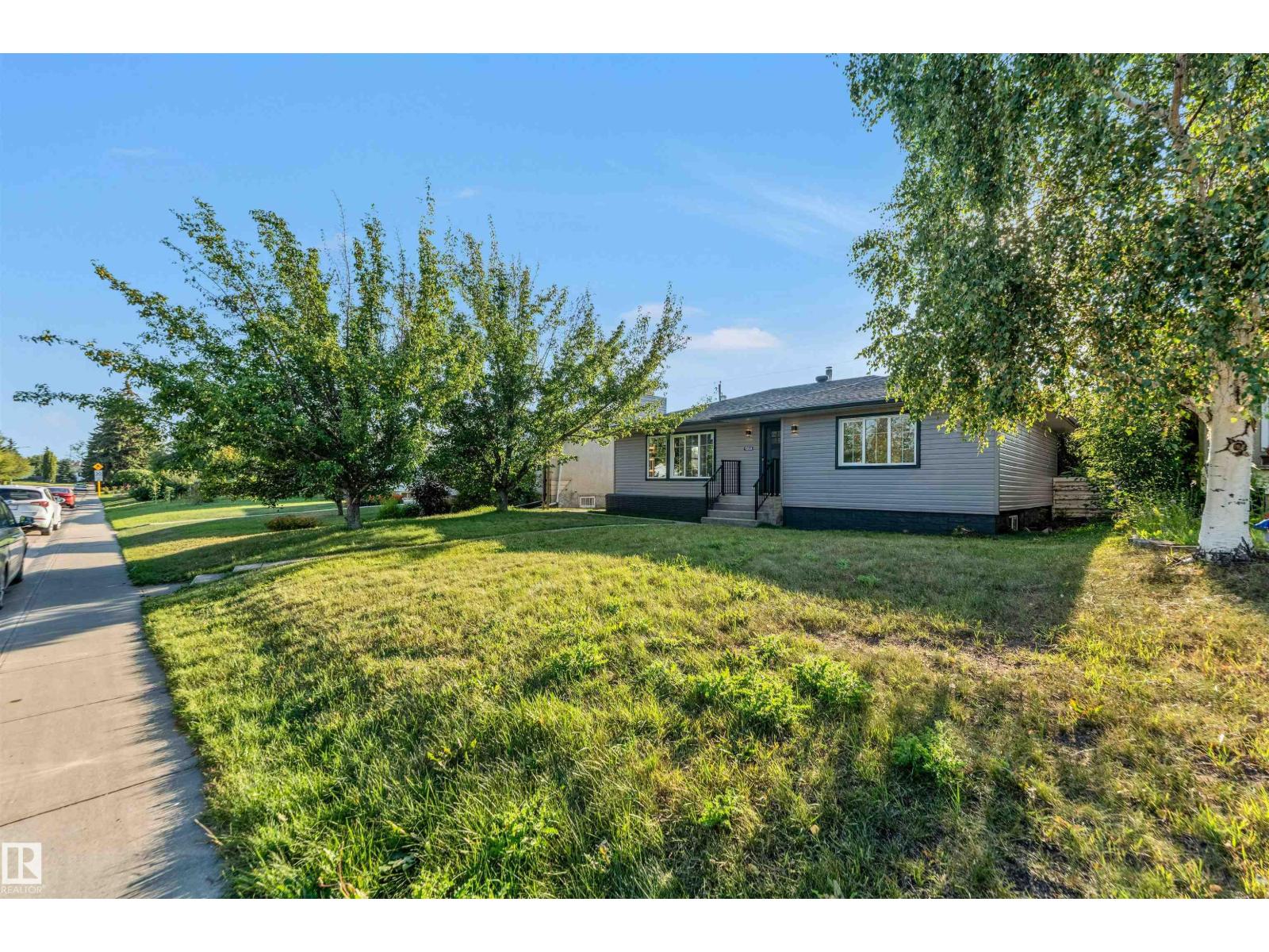 Photo 2 of 13604 139 St Nw, Edmonton AB