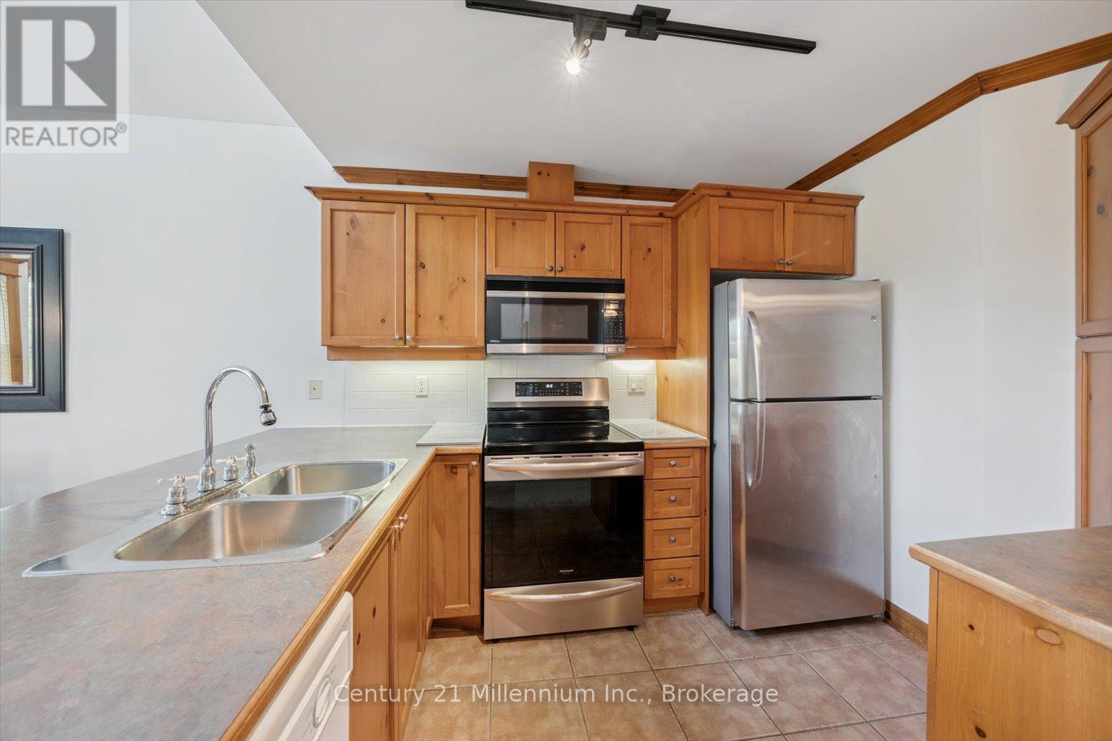Photo 14 of 219 184 Snowbridge Way, Blue Mountains ON