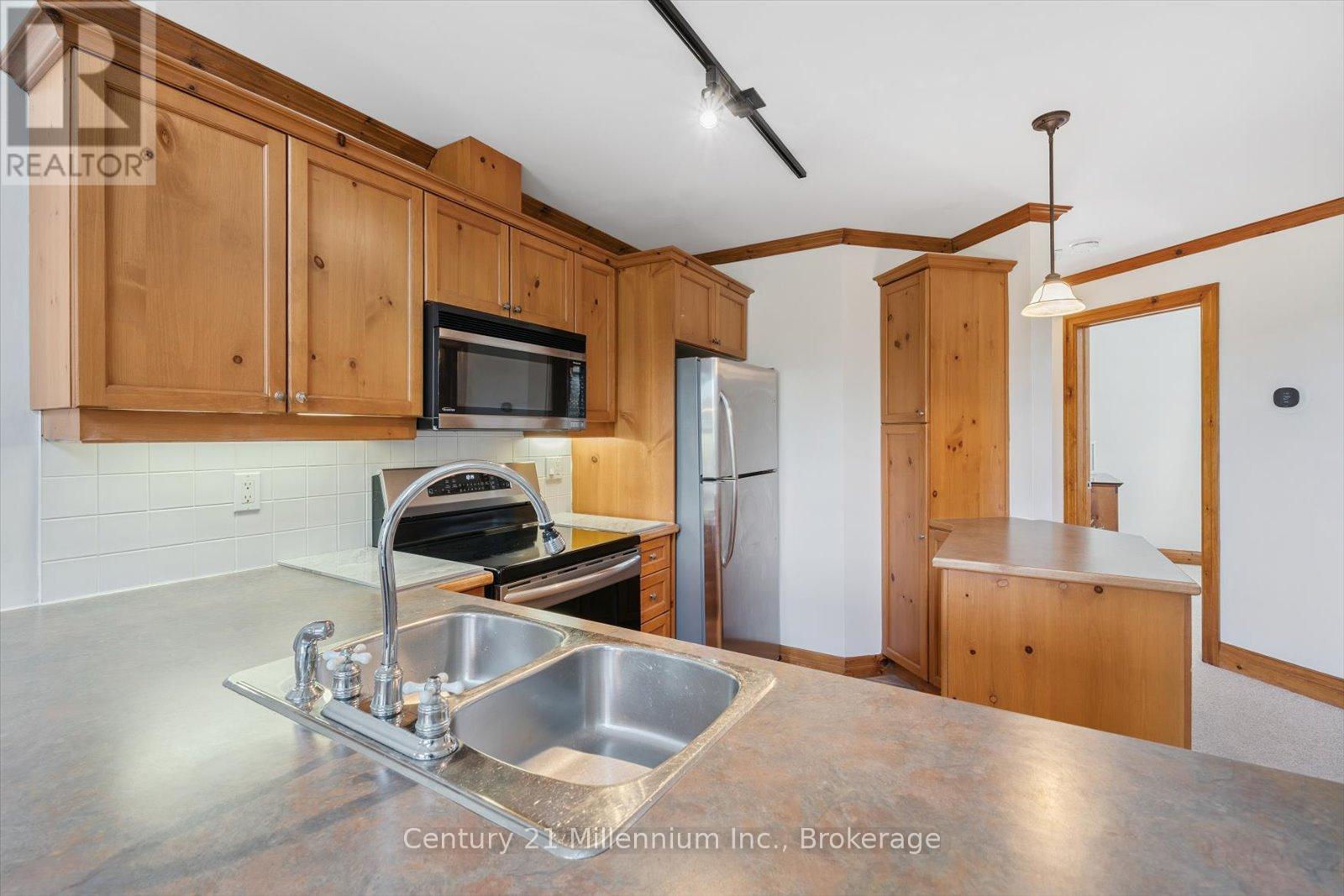 Photo 15 of 219 184 Snowbridge Way, Blue Mountains ON