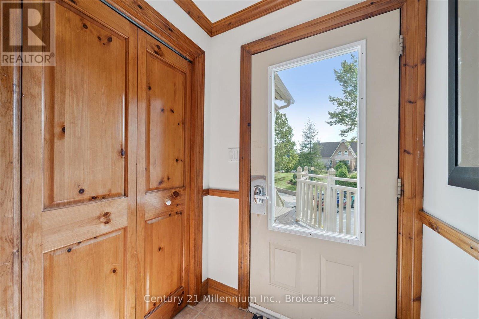Photo 6 of 219 184 Snowbridge Way, Blue Mountains ON