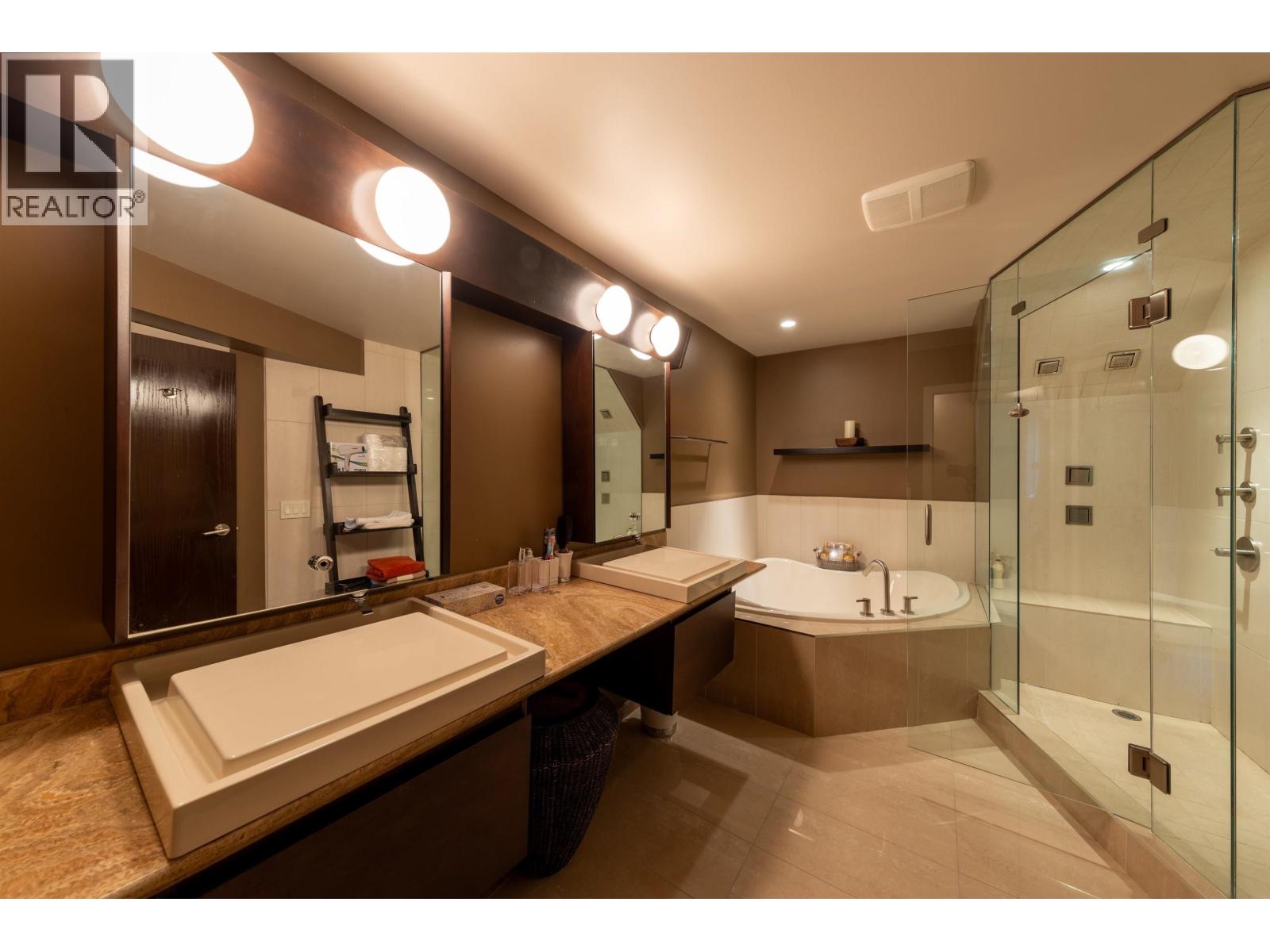 1109 HILLSIDE ROAD, West Vancouver