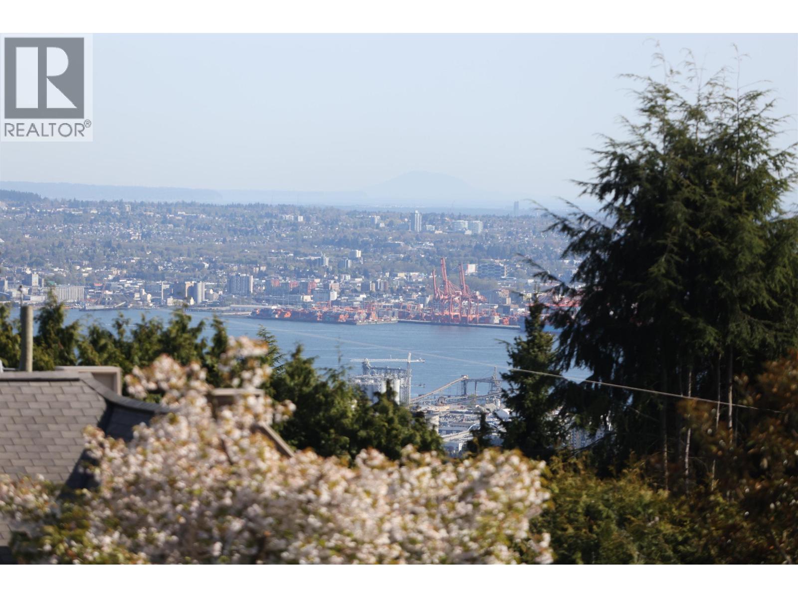 1109 HILLSIDE ROAD, West Vancouver