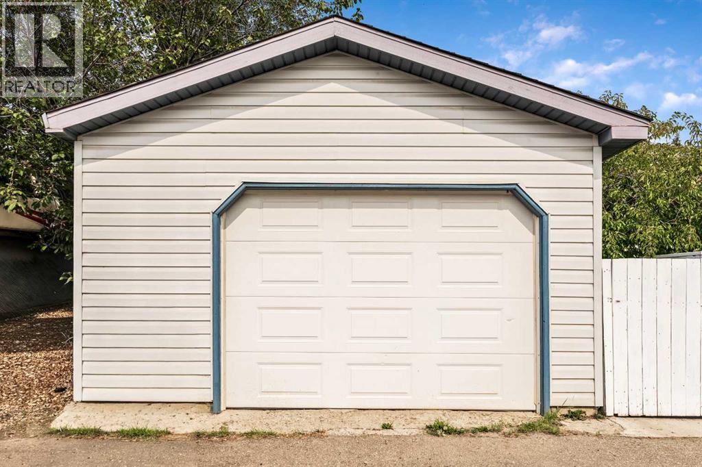 Single Family House Bi-level for Sale in  Laguna Way NE Monterey Park Calgary 