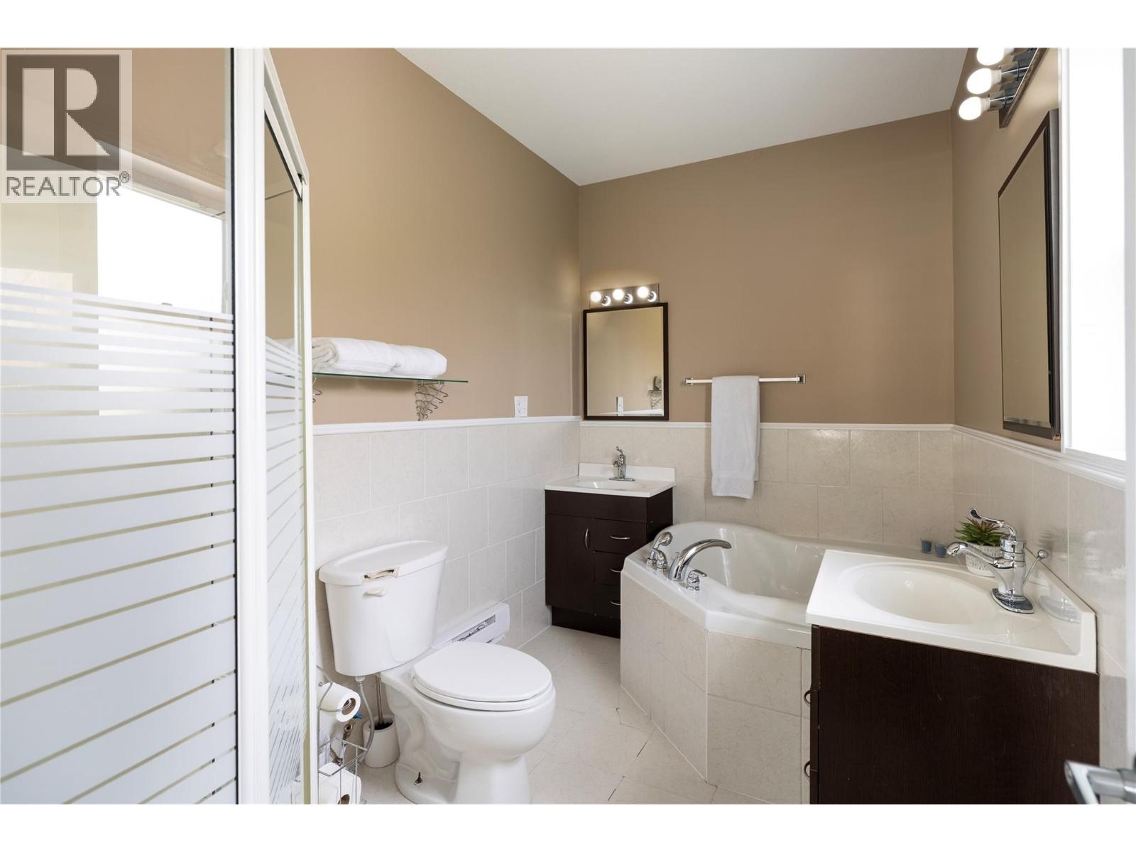  371 Lakewood Road, Vernon