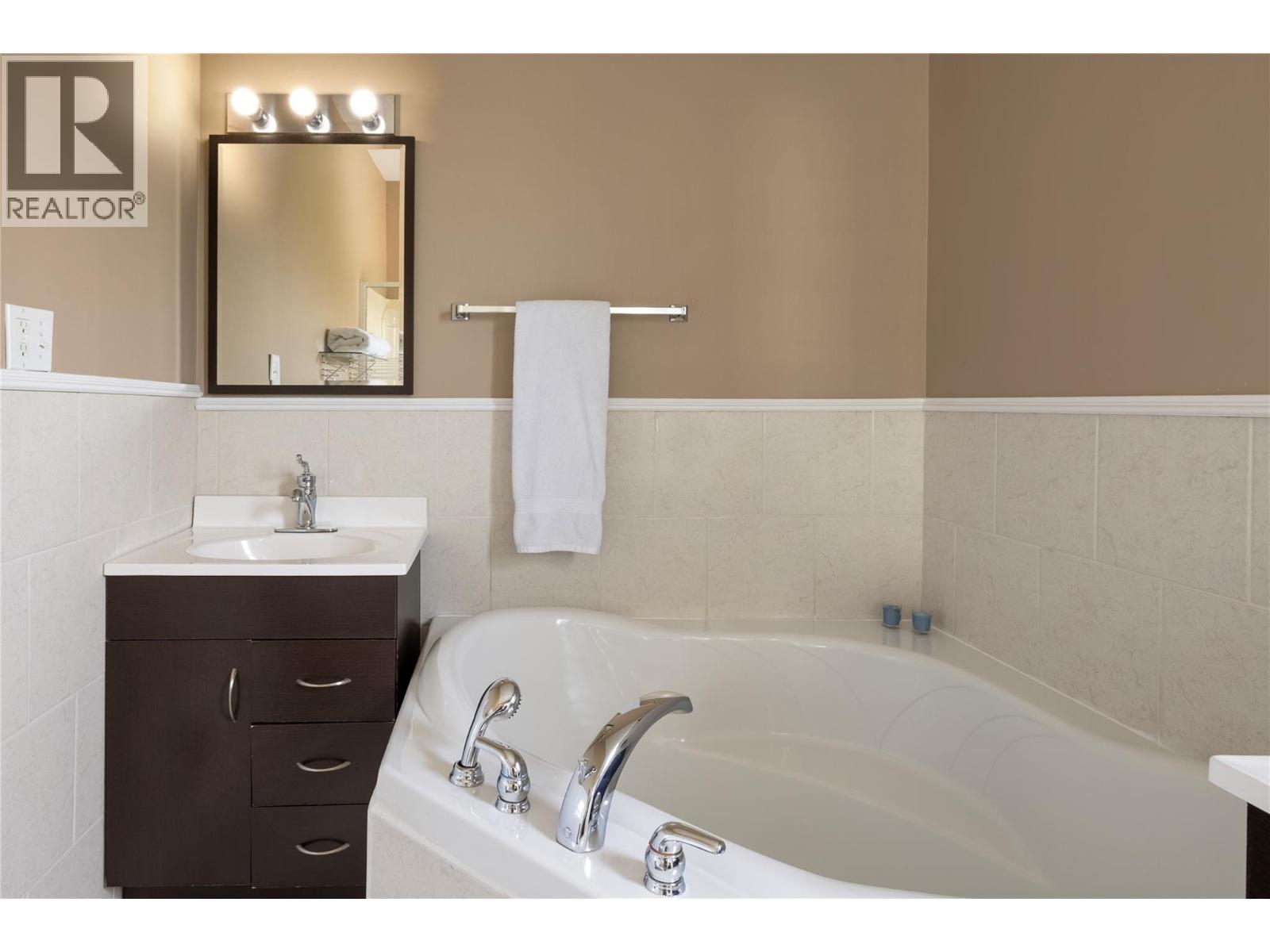  371 Lakewood Road, Vernon