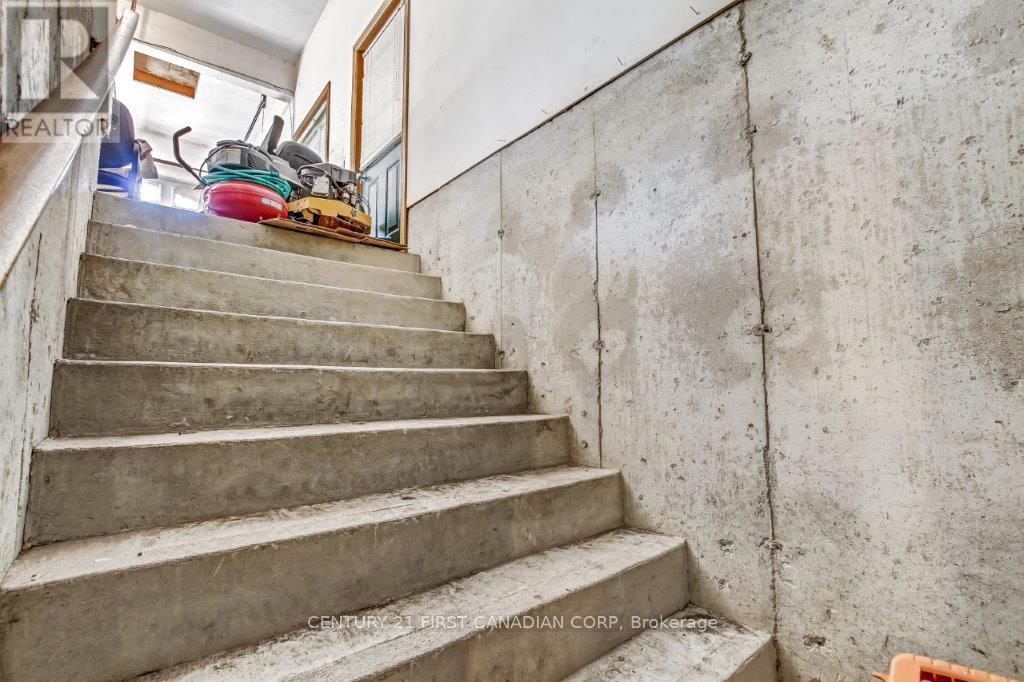 Photo 22 of 52 Mckee Road, Chathamkent ON