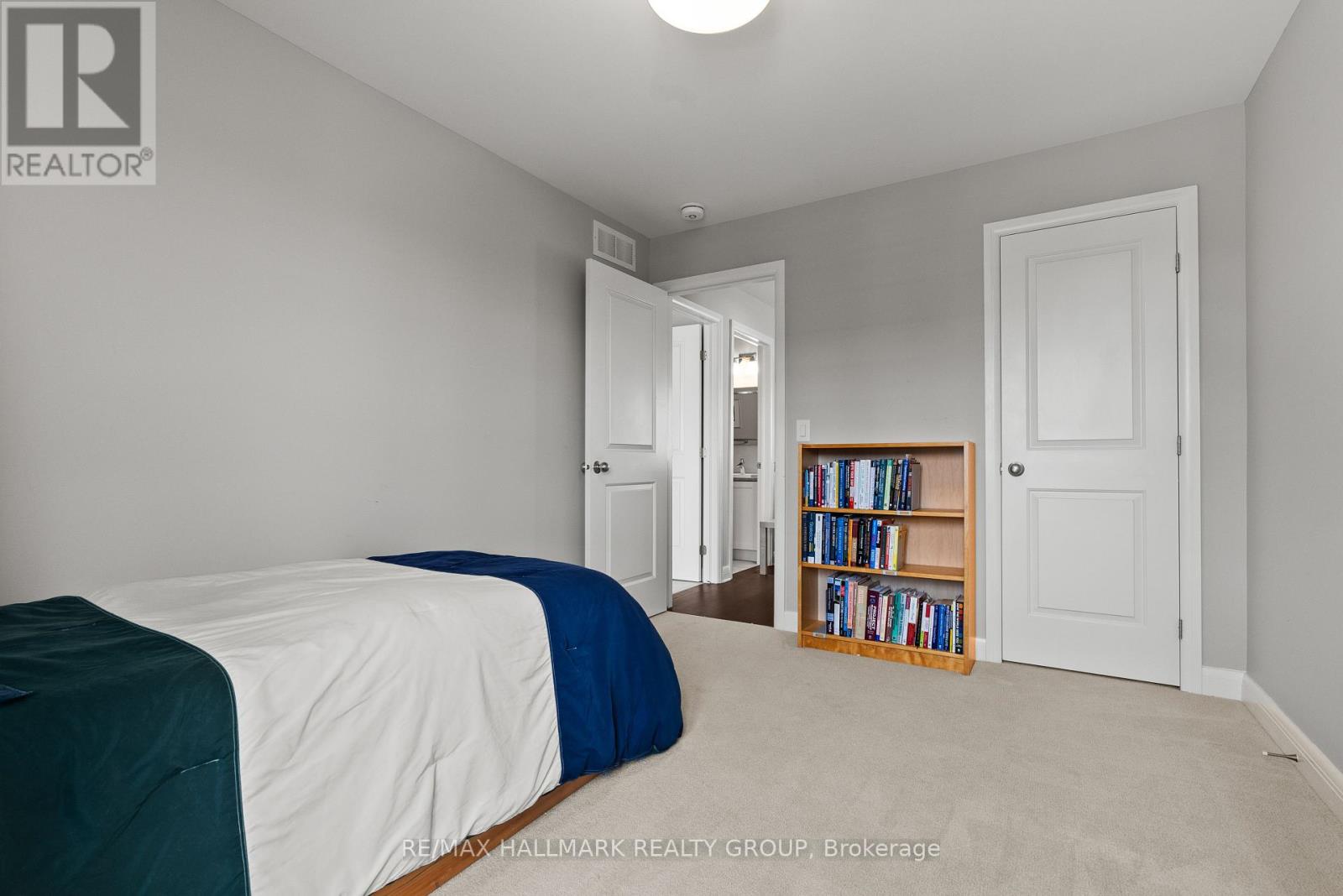 Photo 23 of 70 Arkose Street, Ottawa ON