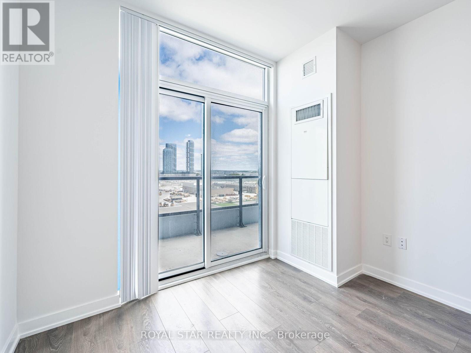 Photo 13 of 1120 38 Honeycrisp Crescent, Vaughan ON