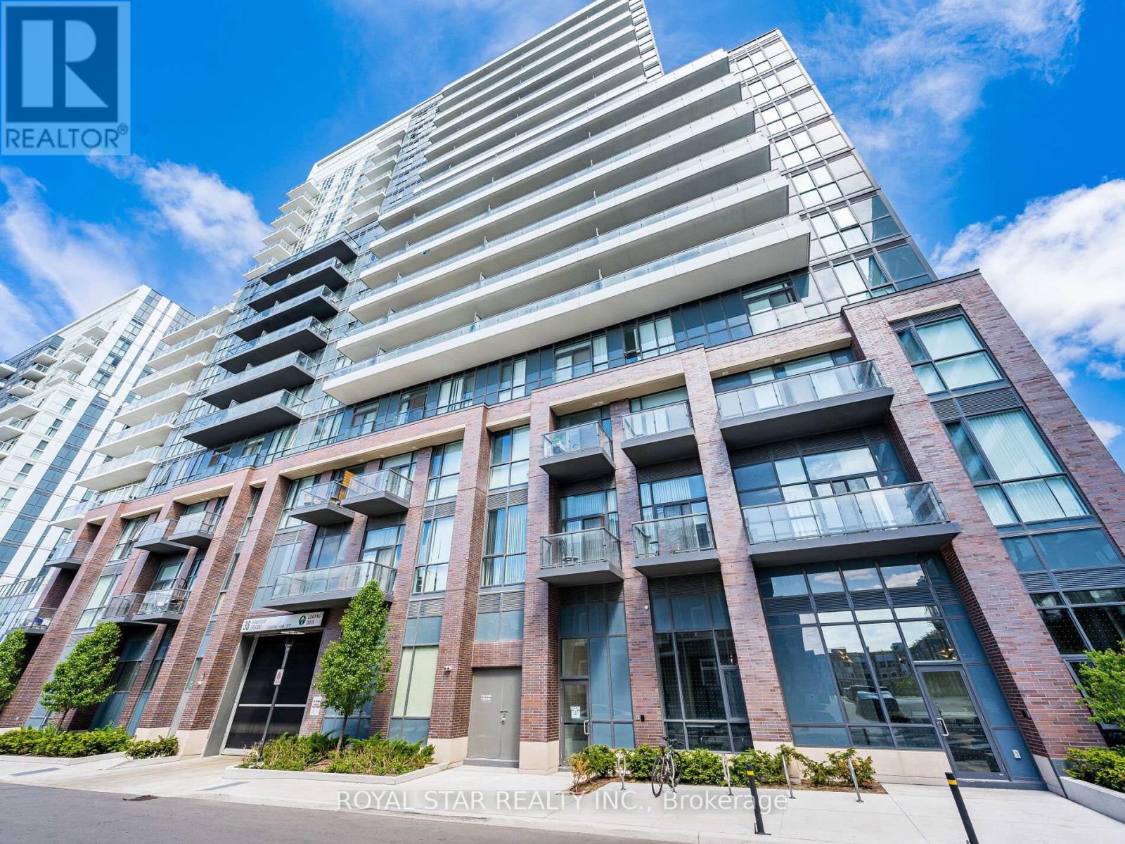 Photo 2 of 1120 38 Honeycrisp Crescent, Vaughan ON