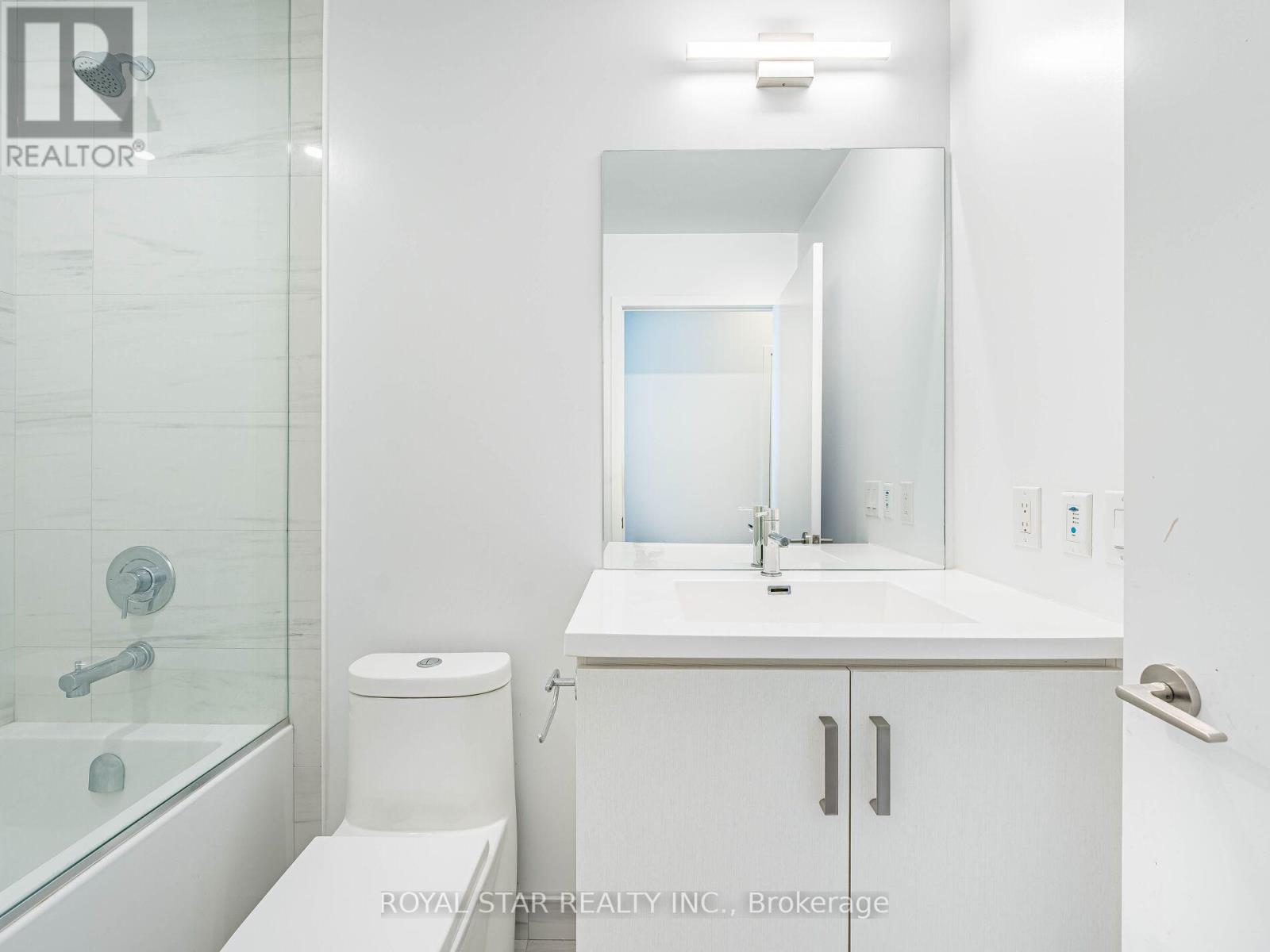 Photo 23 of 1120 38 Honeycrisp Crescent, Vaughan ON