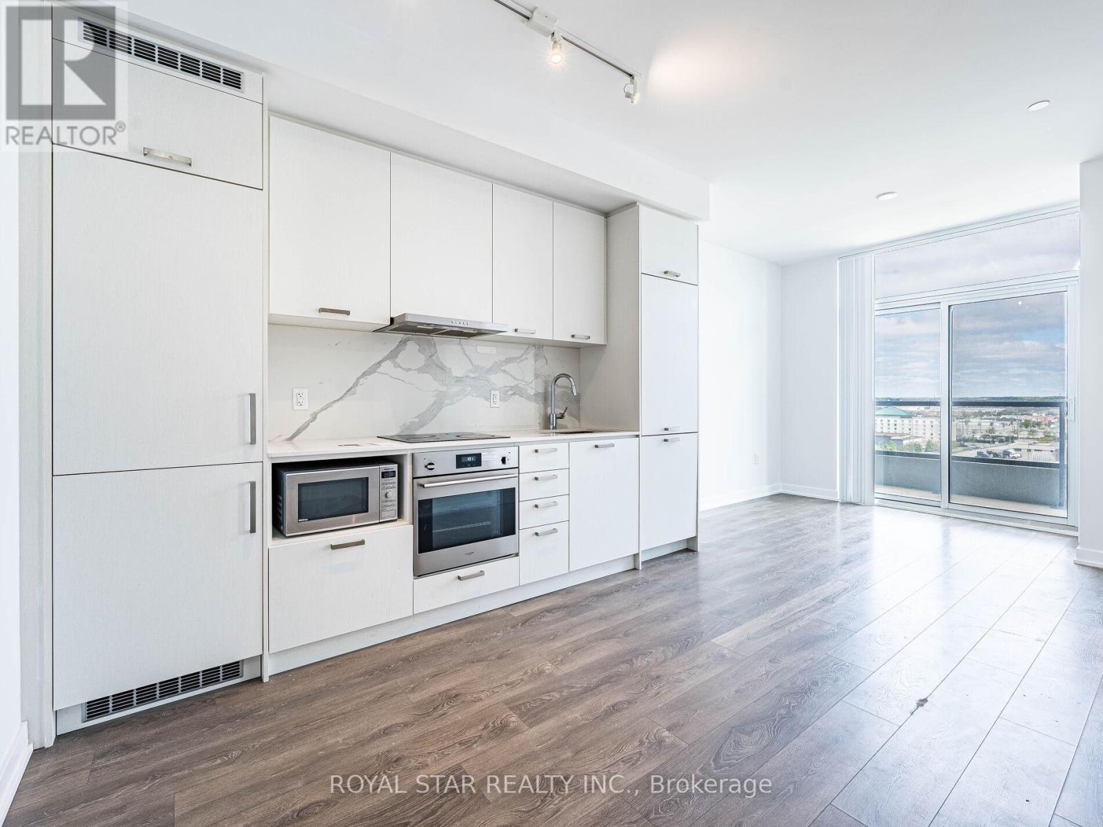 Photo 8 of 1120 38 Honeycrisp Crescent, Vaughan ON