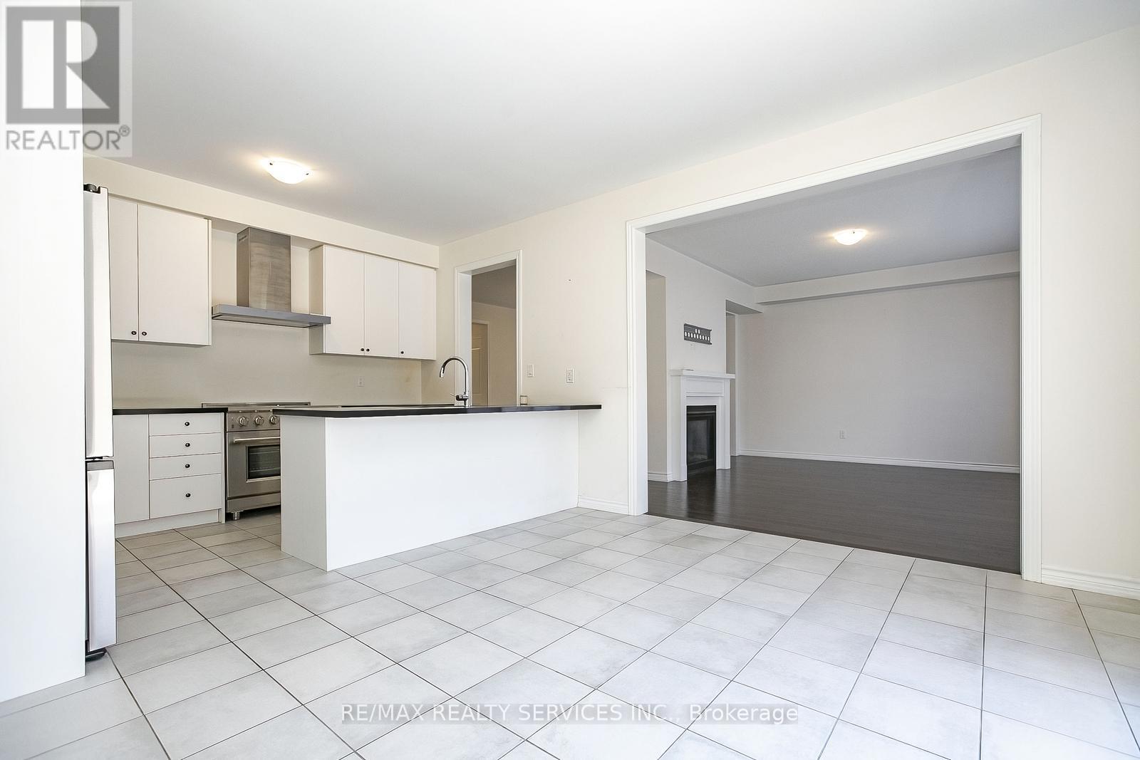 Photo 16 of 22 Valleo Street, Georgina ON