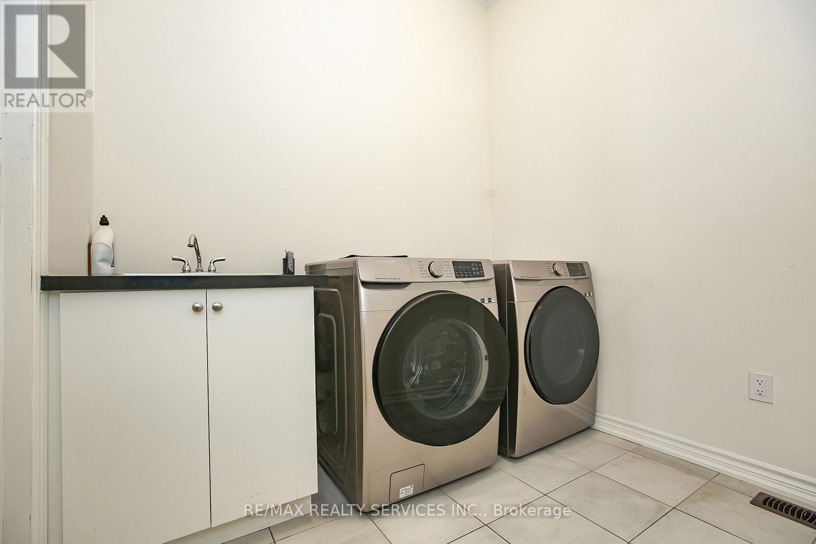 Photo 19 of 22 Valleo Street, Georgina ON