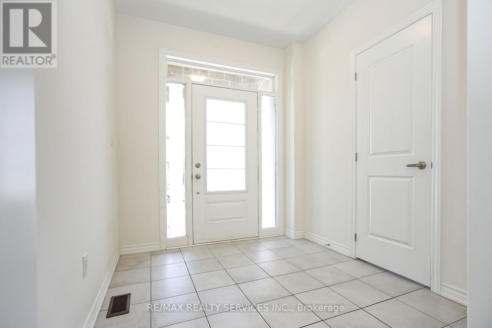Photo 3 of 22 Valleo Street, Georgina ON