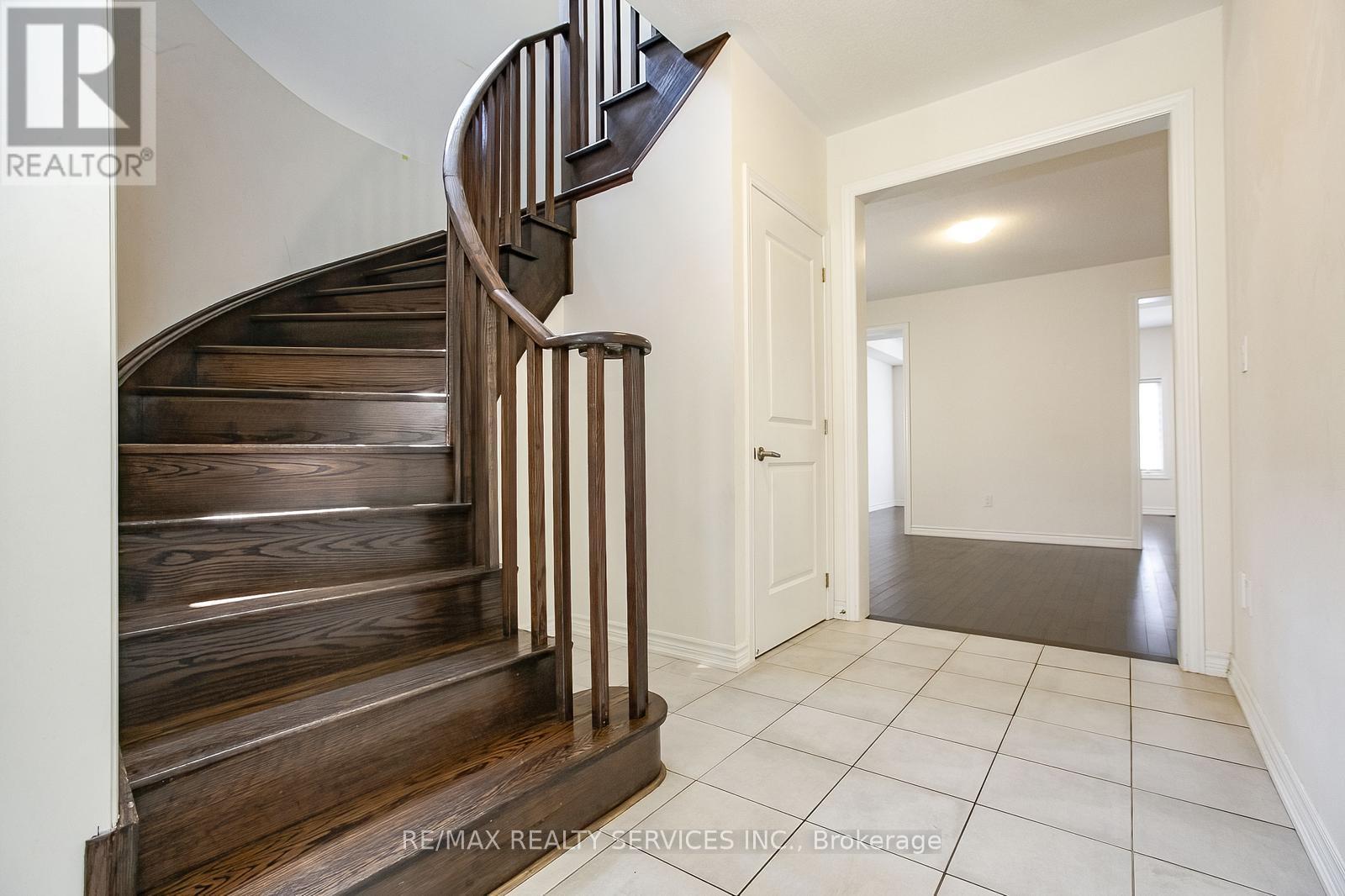 Photo 4 of 22 Valleo Street, Georgina ON