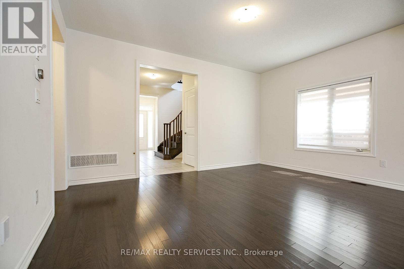 Photo 8 of 22 Valleo Street, Georgina ON
