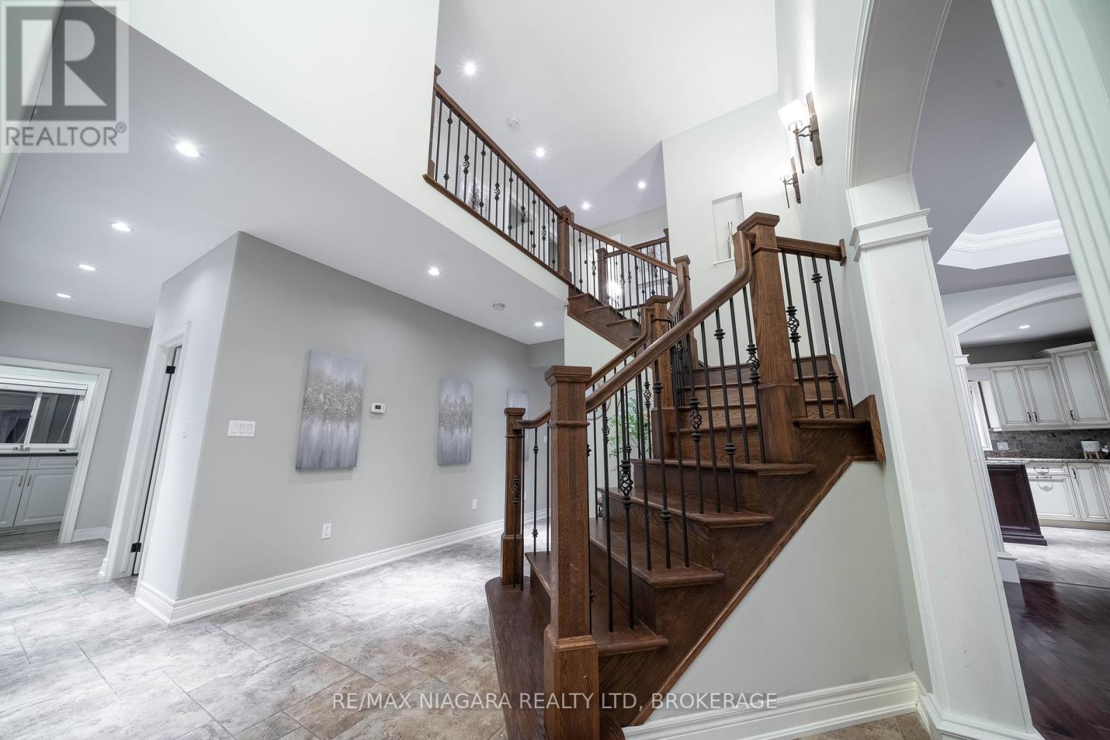 Photo 10 of 9128 Tapestry Court, Niagara Falls ON