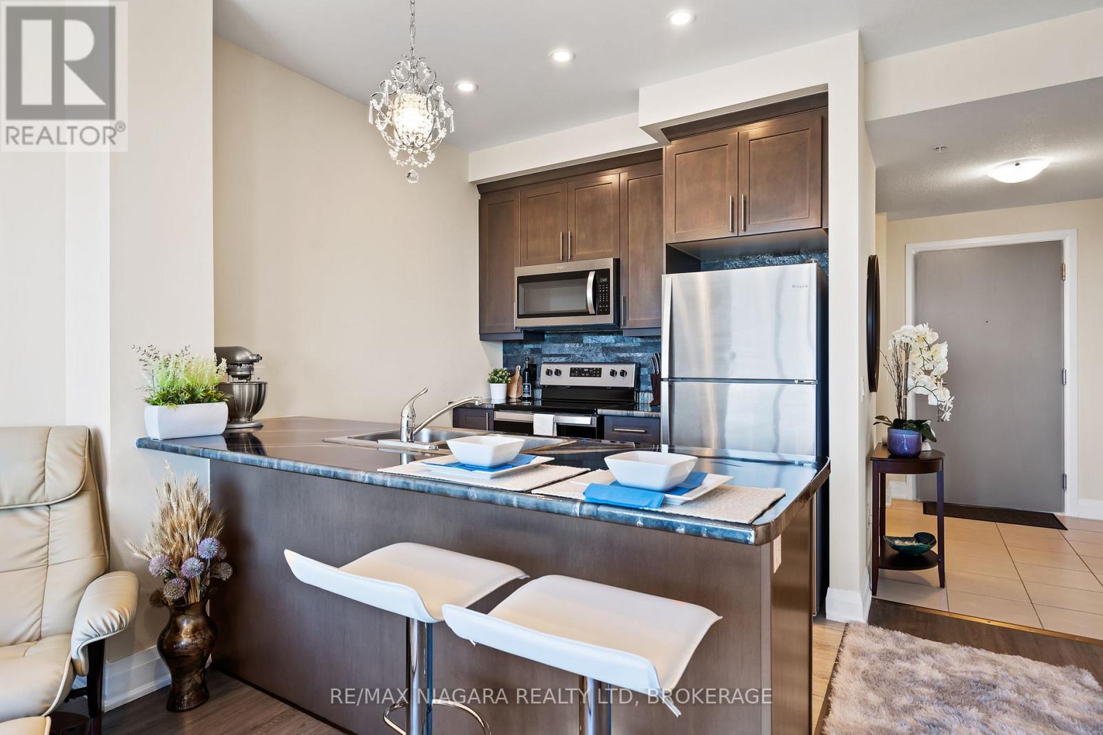 Photo 10 of 416 16 Concord Place, Grimsby ON
