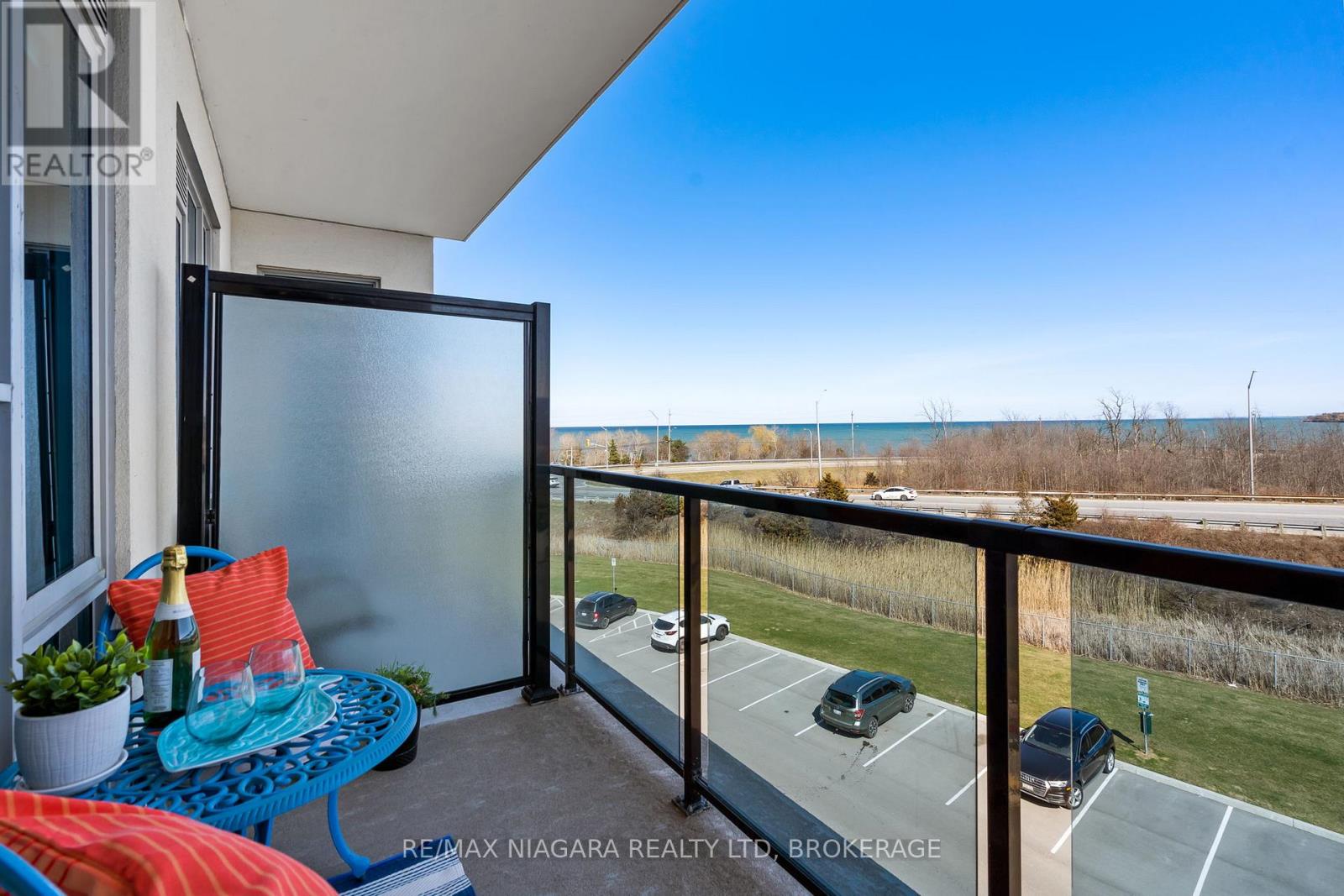 Photo 16 of 416 16 Concord Place, Grimsby ON
