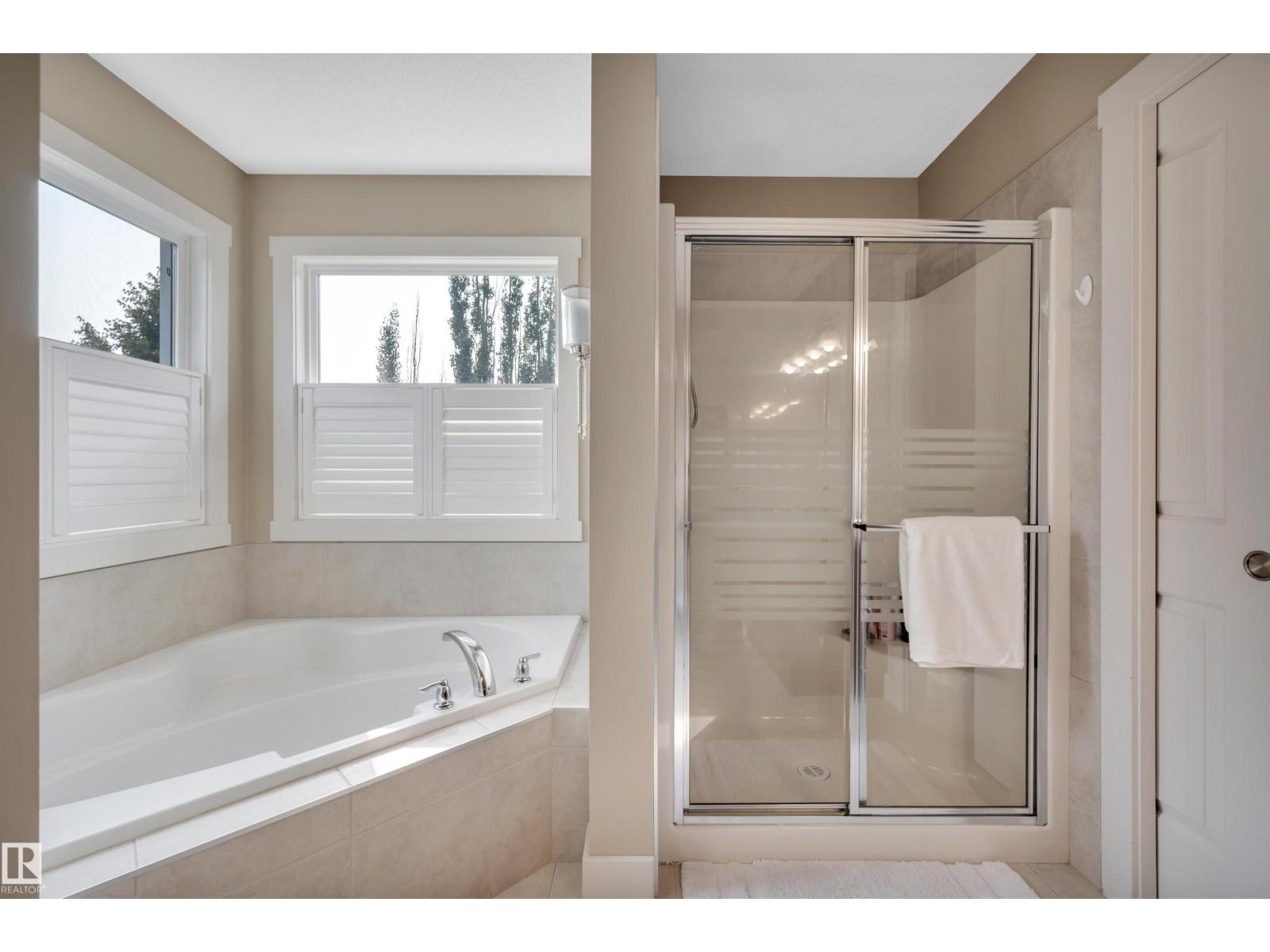 Photo 33 of 956 Chahley Cr Nw, Edmonton AB