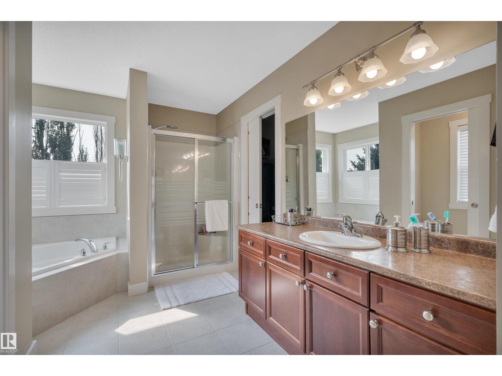 Photo 32 of 956 Chahley Cr Nw, Edmonton AB