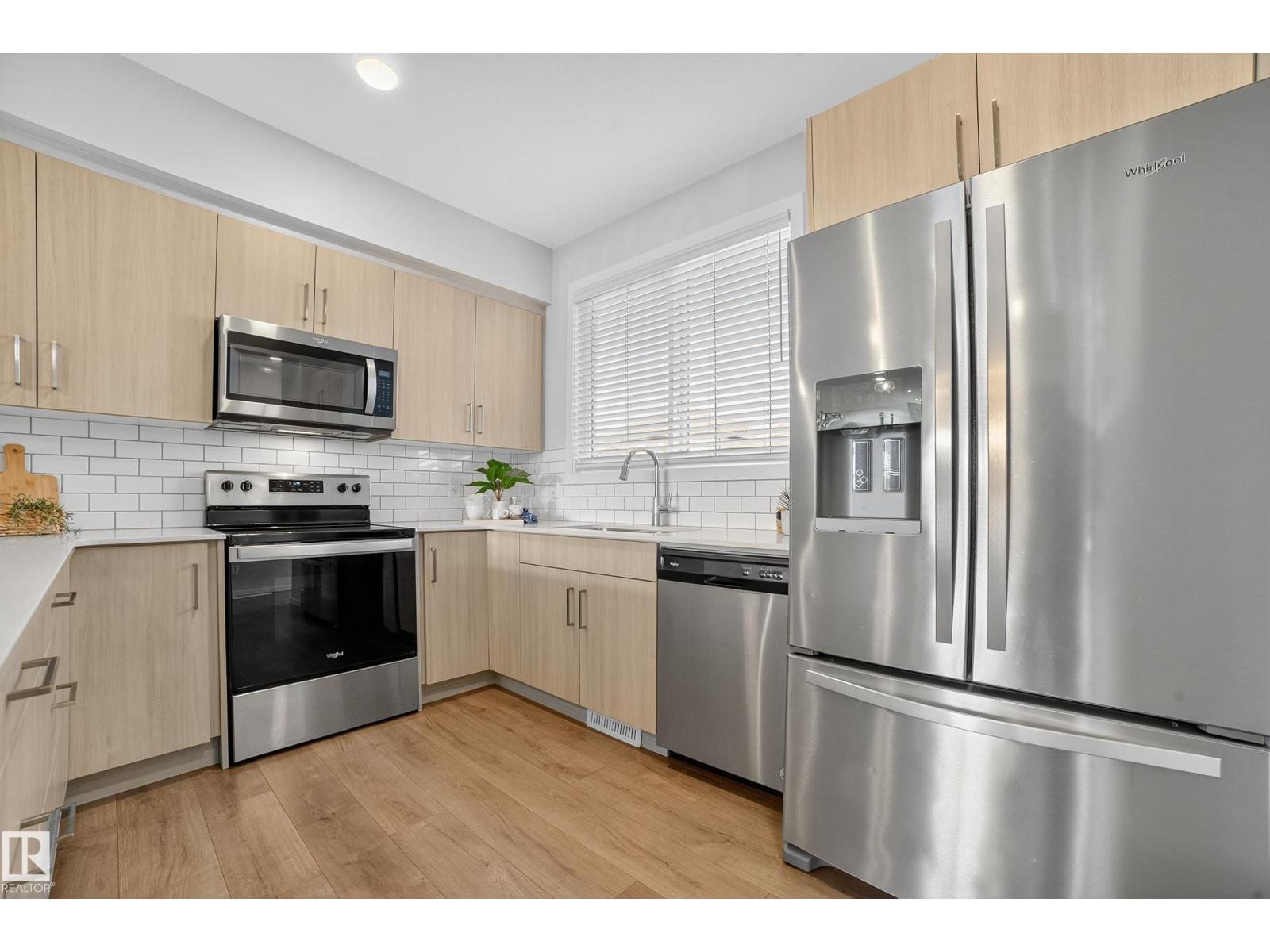 Photo 16 of 2047 Maple Rd Nw, Edmonton AB