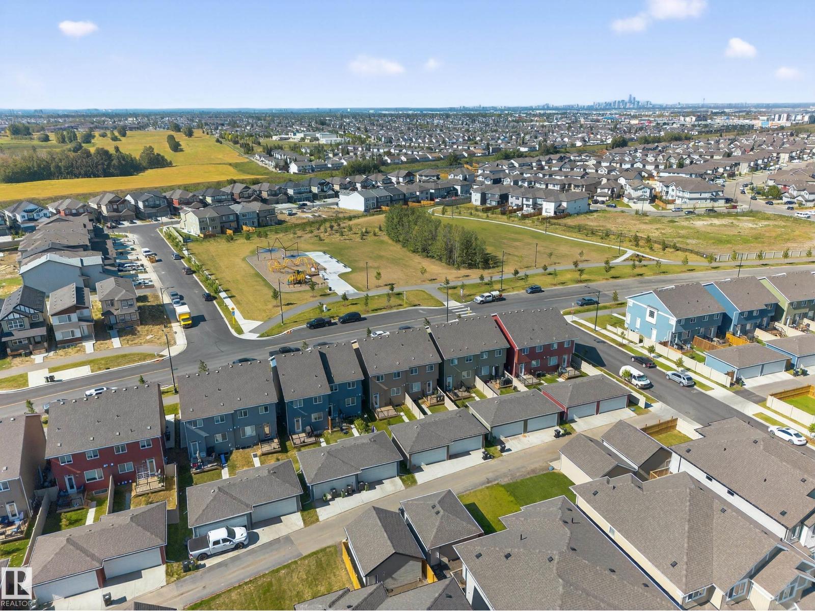Photo 3 of 2047 Maple Rd Nw, Edmonton AB