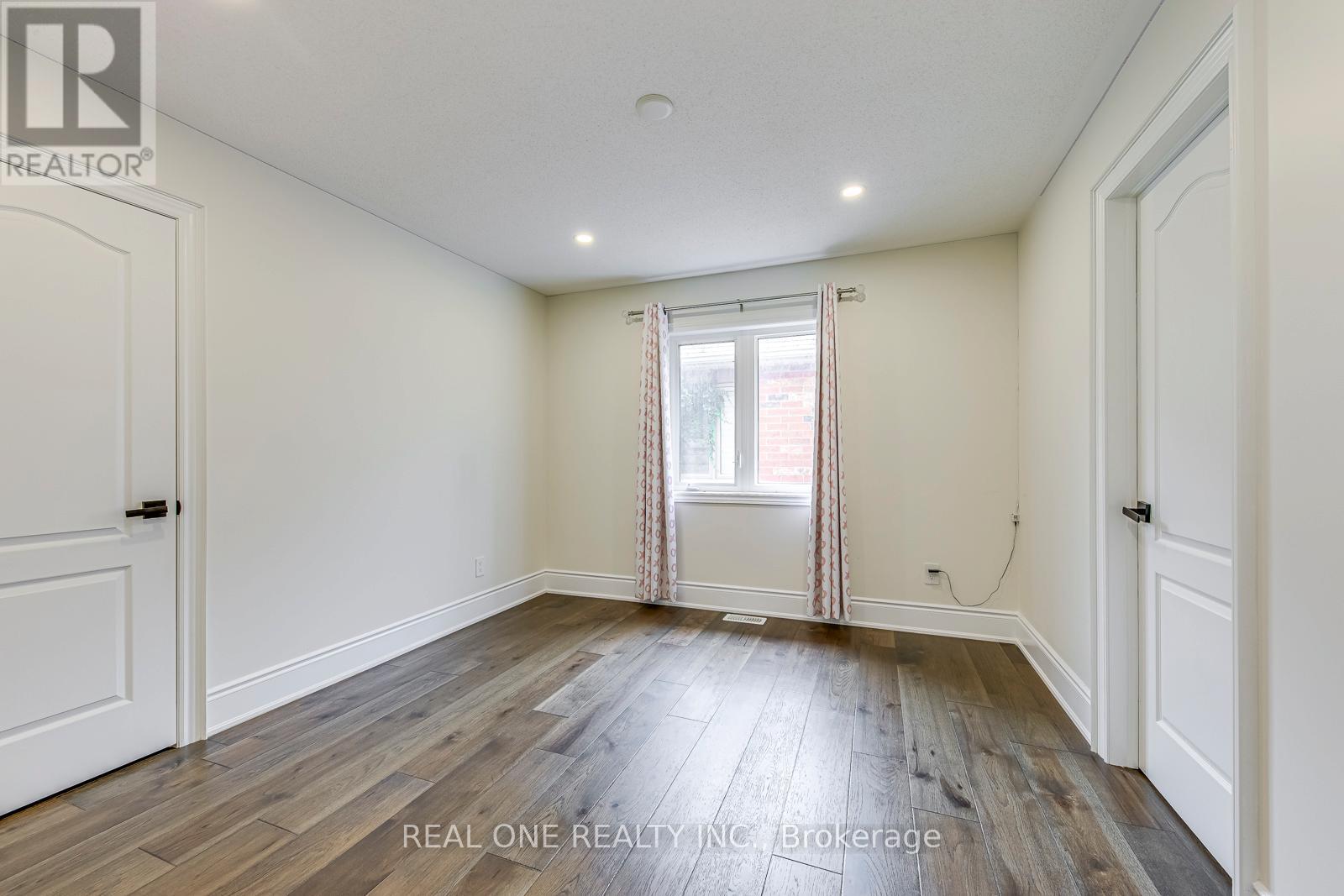Photo 34 of 2240 Pine Glen Road, Oakville ON