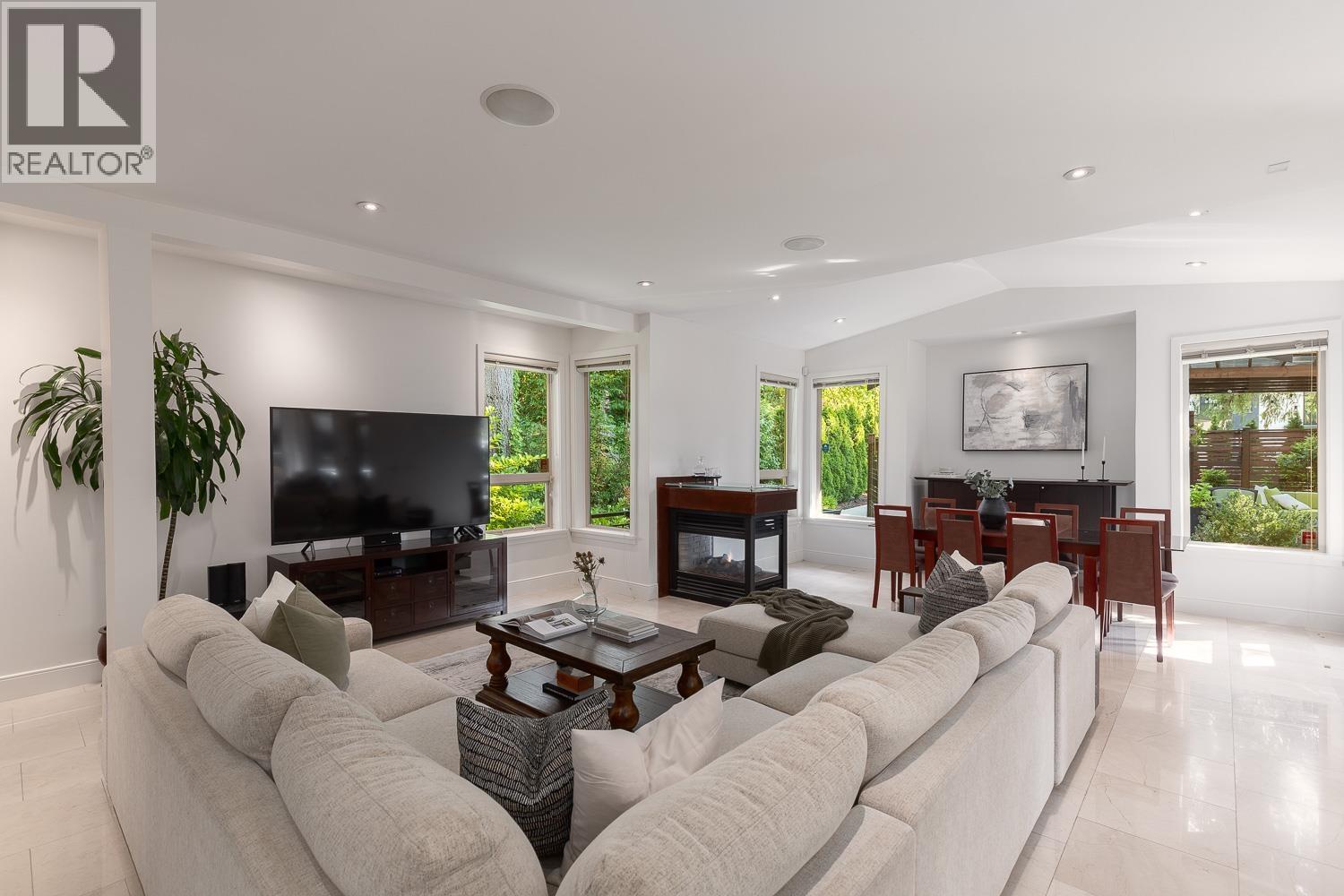 Photo 6 of 3681 Henderson Avenue, North Vancouver BC
