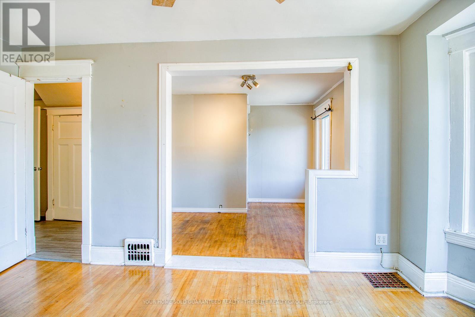 Photo 4 of 167 Balsam Avenue N, Hamilton ON