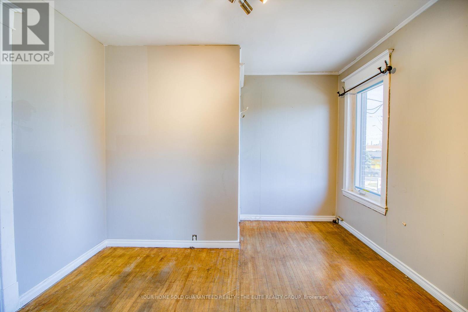 Photo 5 of 167 Balsam Avenue N, Hamilton ON