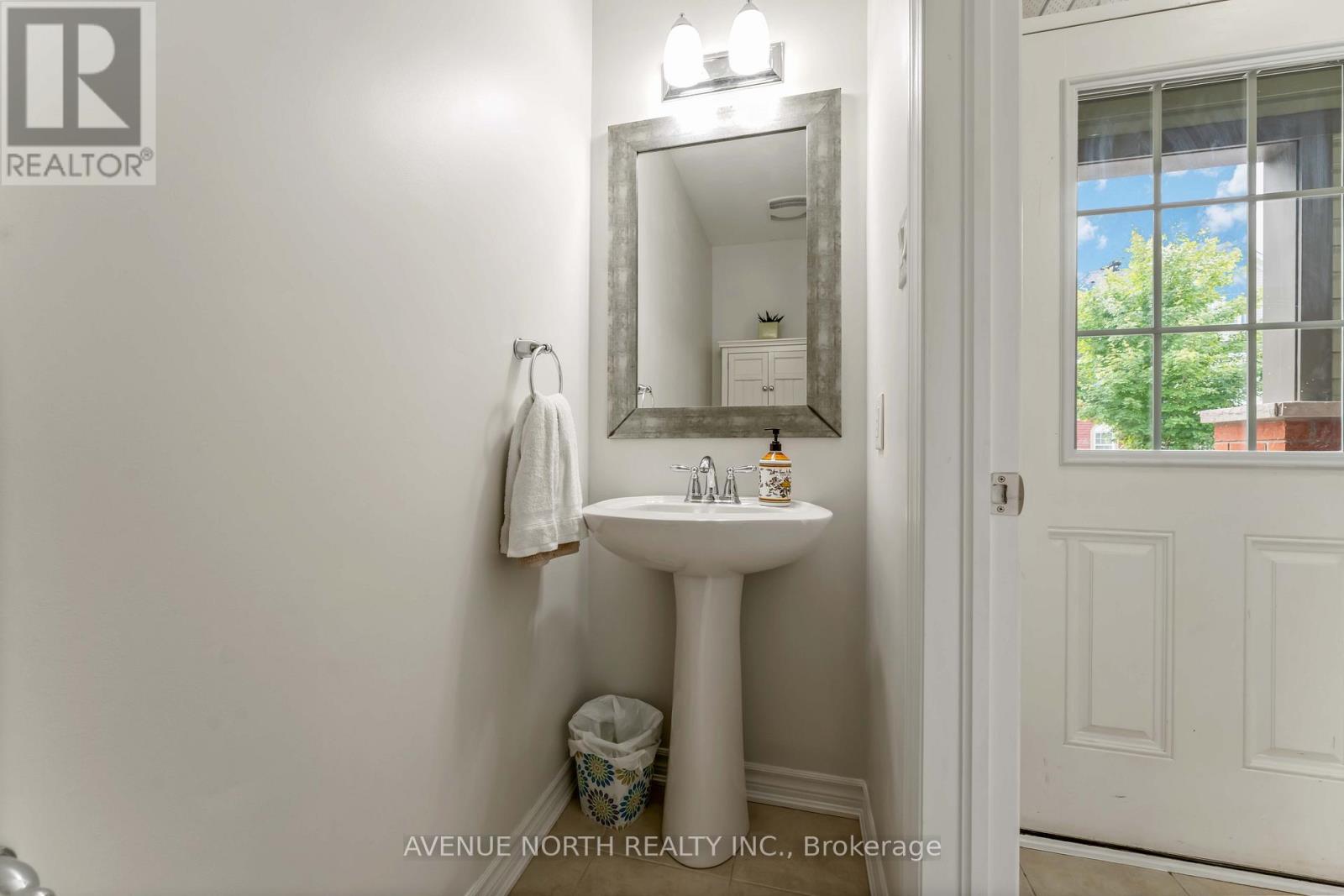 Photo 12 of 563 Foxlight Circle, Ottawa ON
