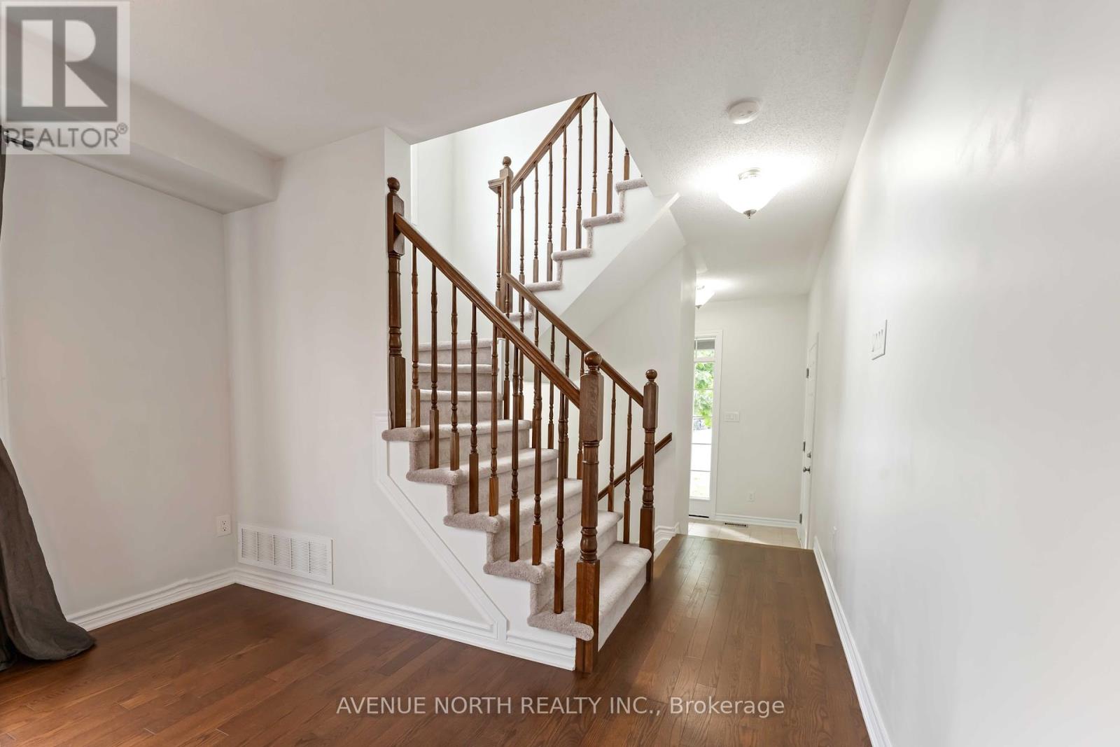Photo 14 of 563 Foxlight Circle, Ottawa ON
