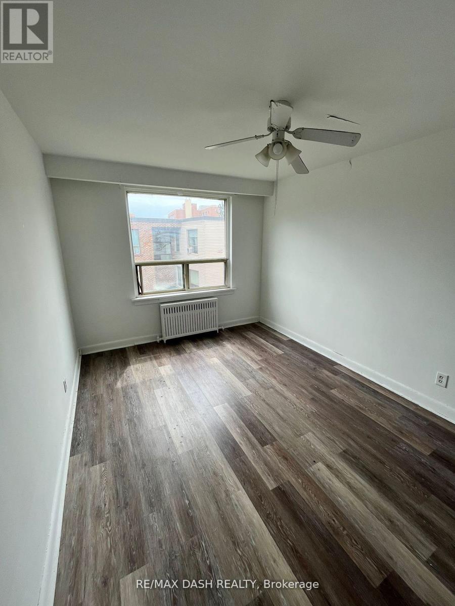 Photo 10 of 8 52 Neptune Drive, Toronto ON