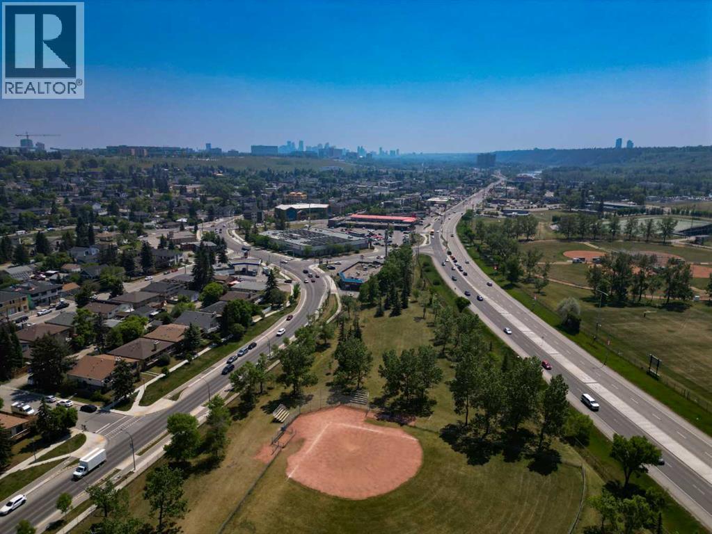 Photo 21 of 8012 33 Avenue Nw, Calgary AB