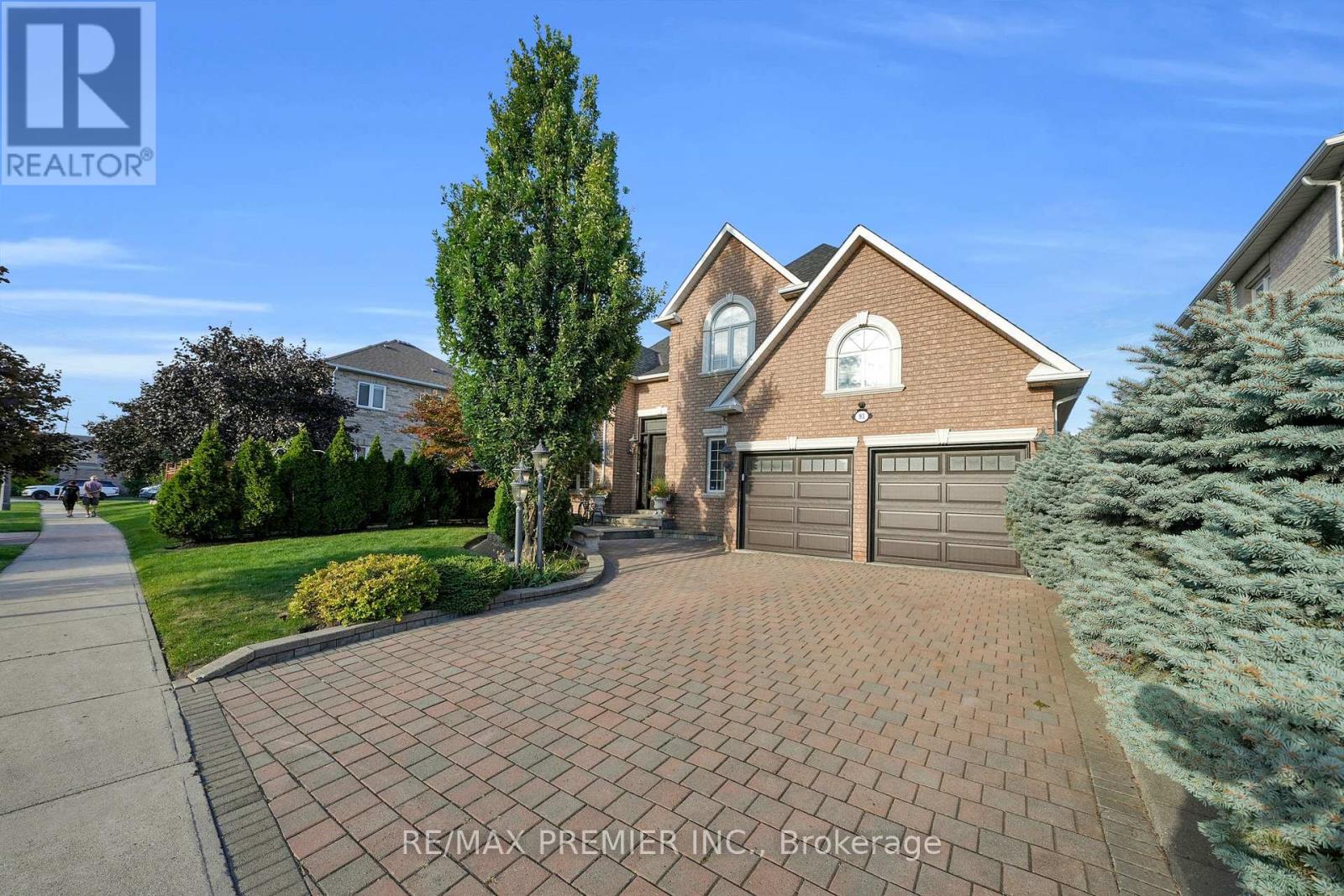 Photo 2 of 93 Novaview Crescent, Vaughan ON