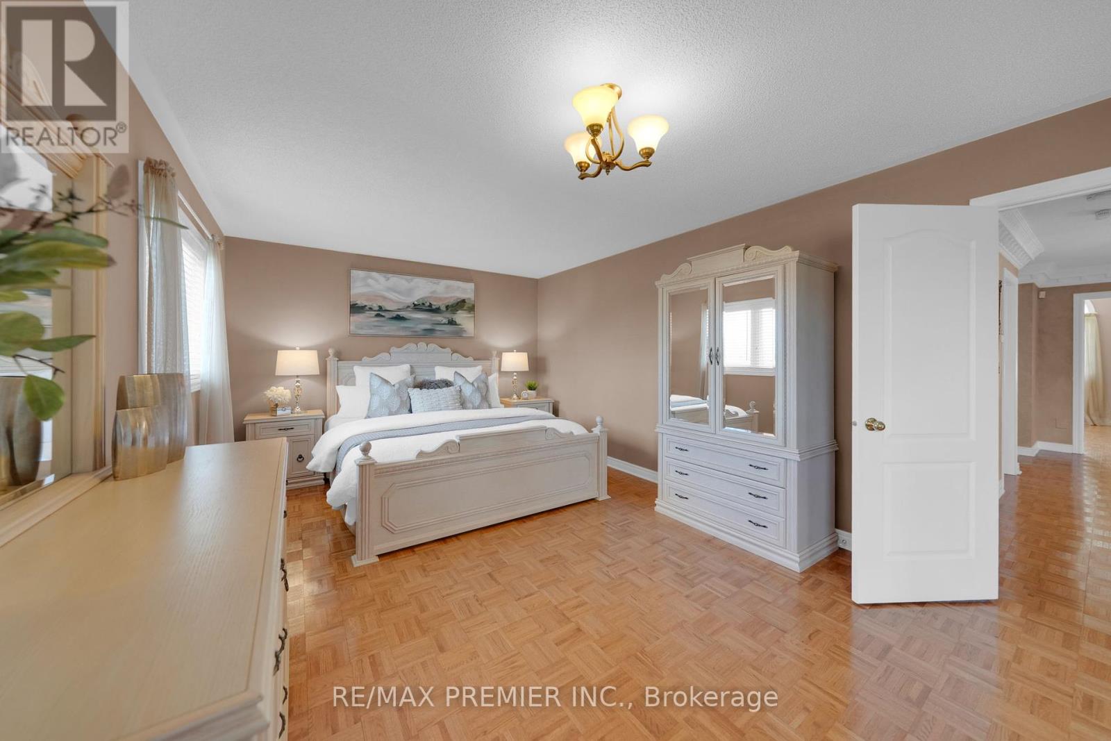 Photo 20 of 93 Novaview Crescent, Vaughan ON