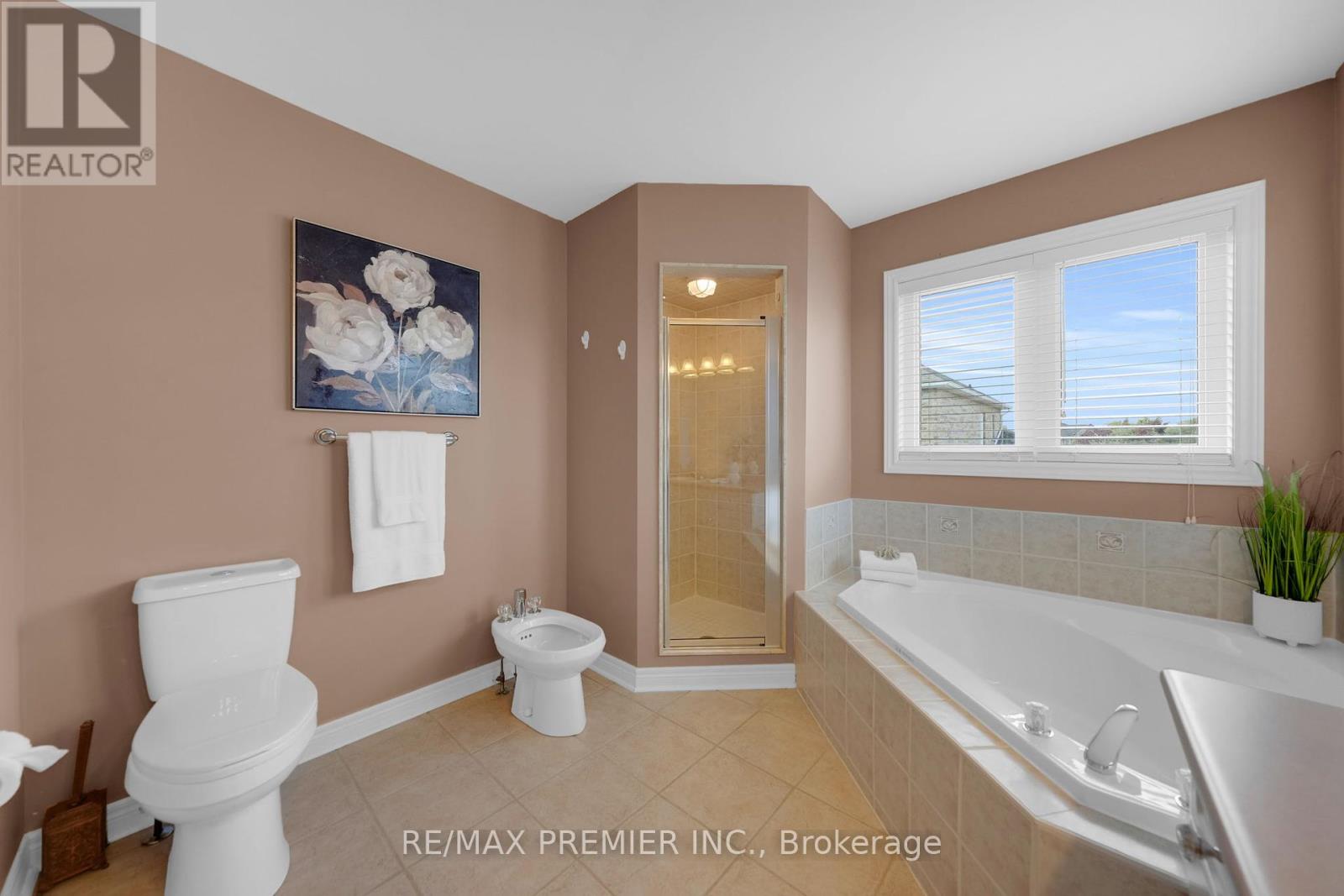 Photo 23 of 93 Novaview Crescent, Vaughan ON