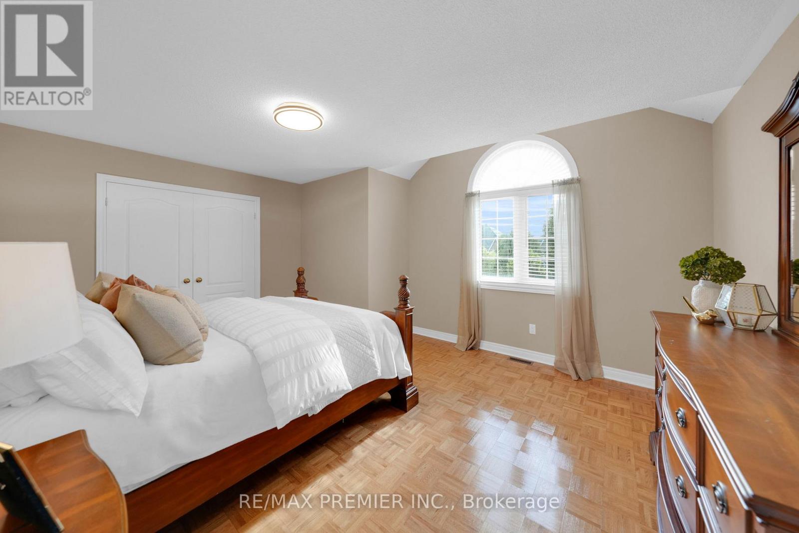 Photo 24 of 93 Novaview Crescent, Vaughan ON