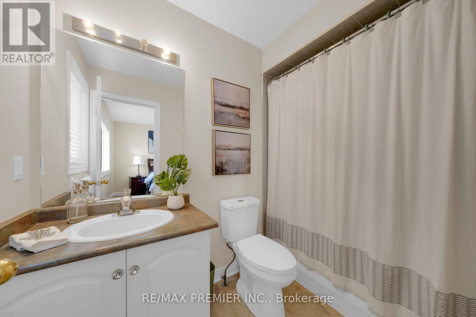 Photo 26 of 93 Novaview Crescent, Vaughan ON