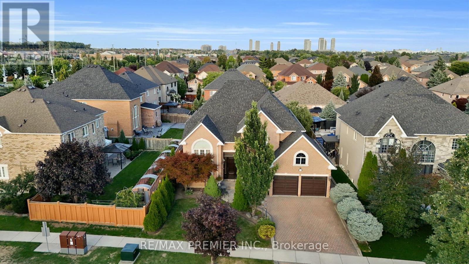 Photo 3 of 93 Novaview Crescent, Vaughan ON