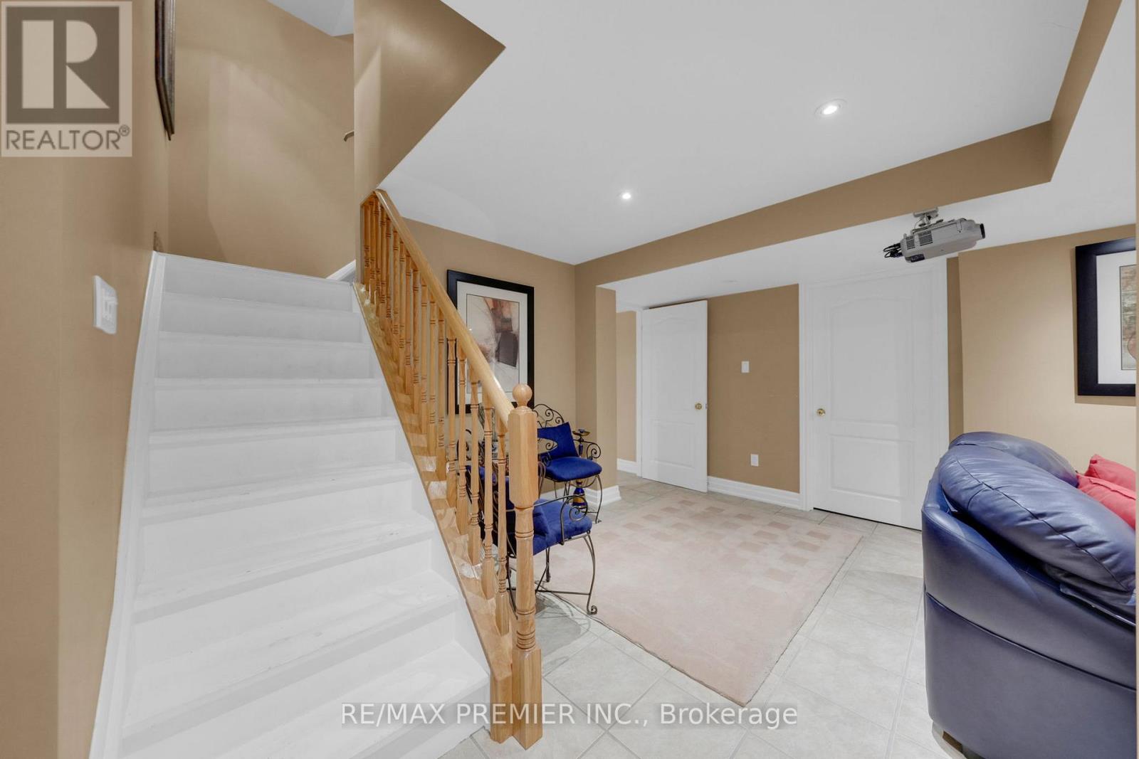 Photo 32 of 93 Novaview Crescent, Vaughan ON