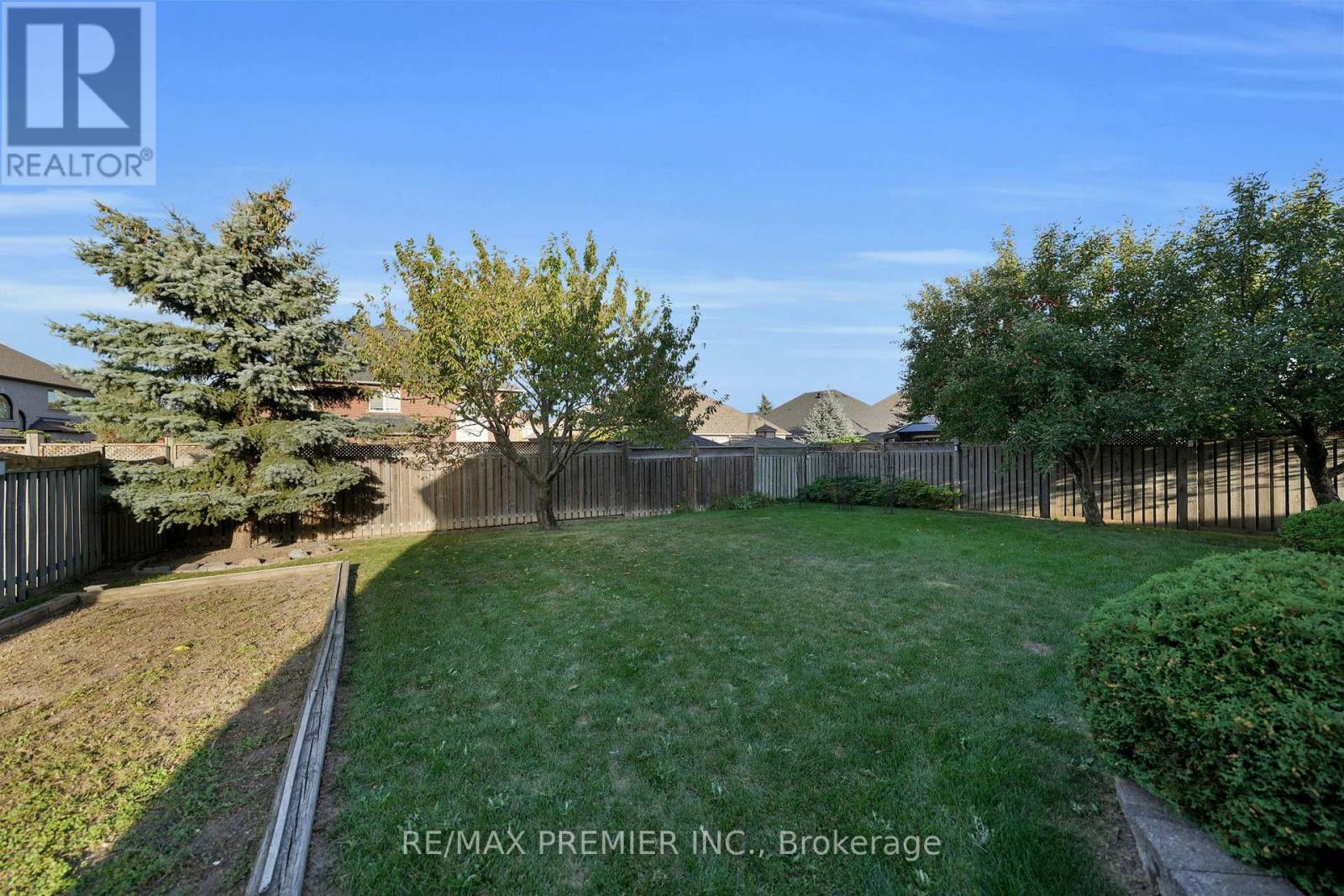 Photo 40 of 93 Novaview Crescent, Vaughan ON